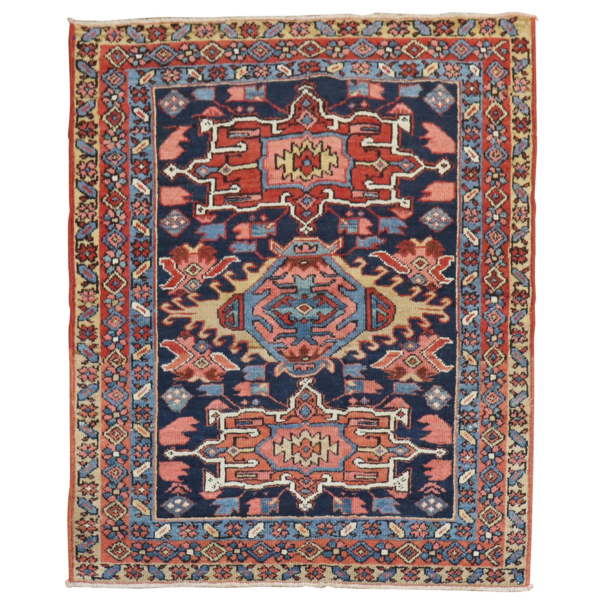 Antiker, geometrischer, quadratischer, persischer Heriz-Teppich in Marineblau
