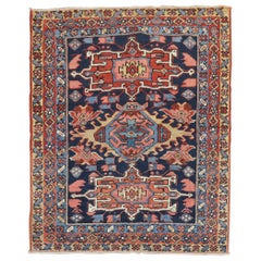 Antiker, geometrischer, quadratischer, persischer Heriz-Teppich in Marineblau