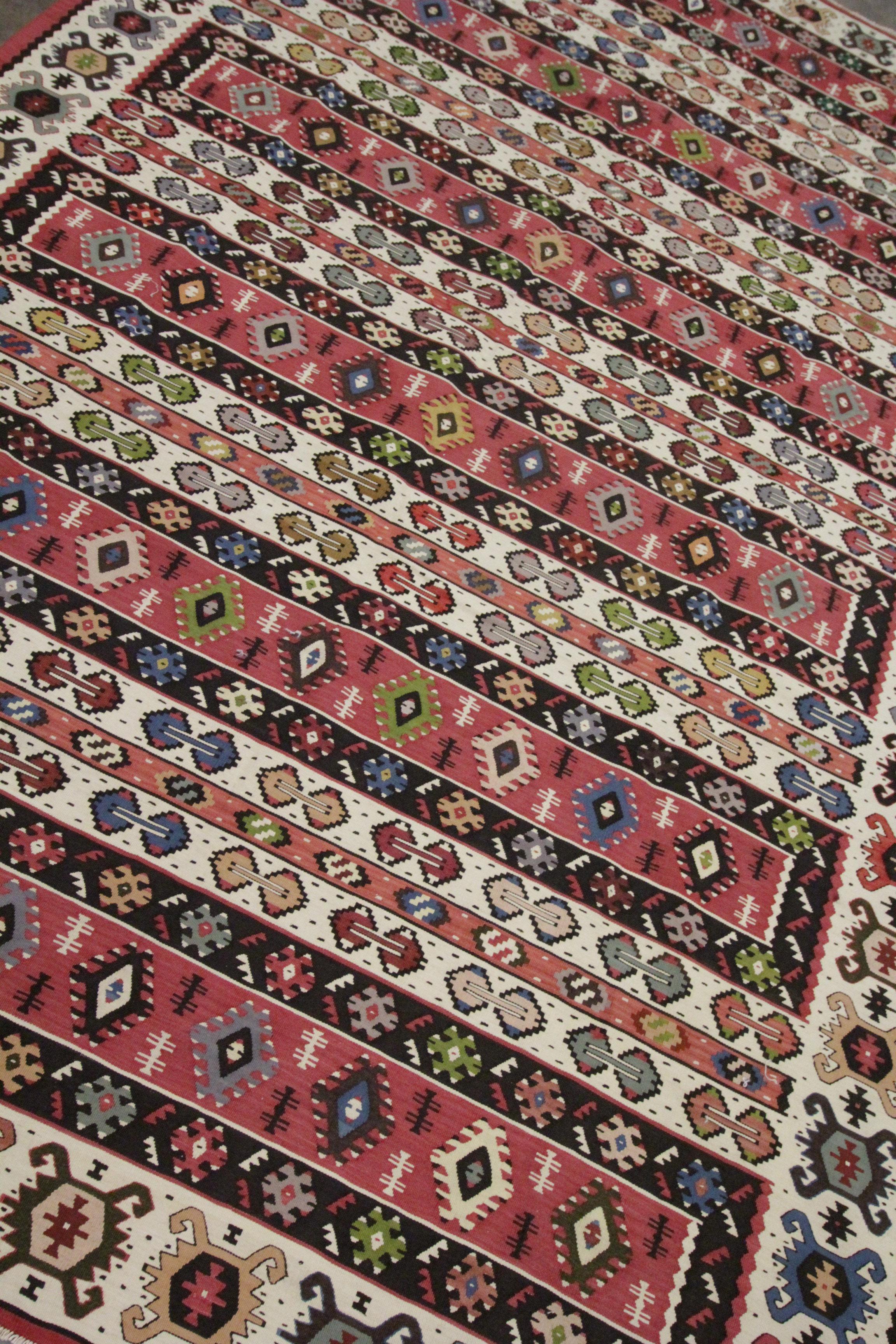 Traditioneller, antiker, handgewebter, gestreifter Teppich aus Wolle, Pirot-Kelim (Serbisch) im Angebot