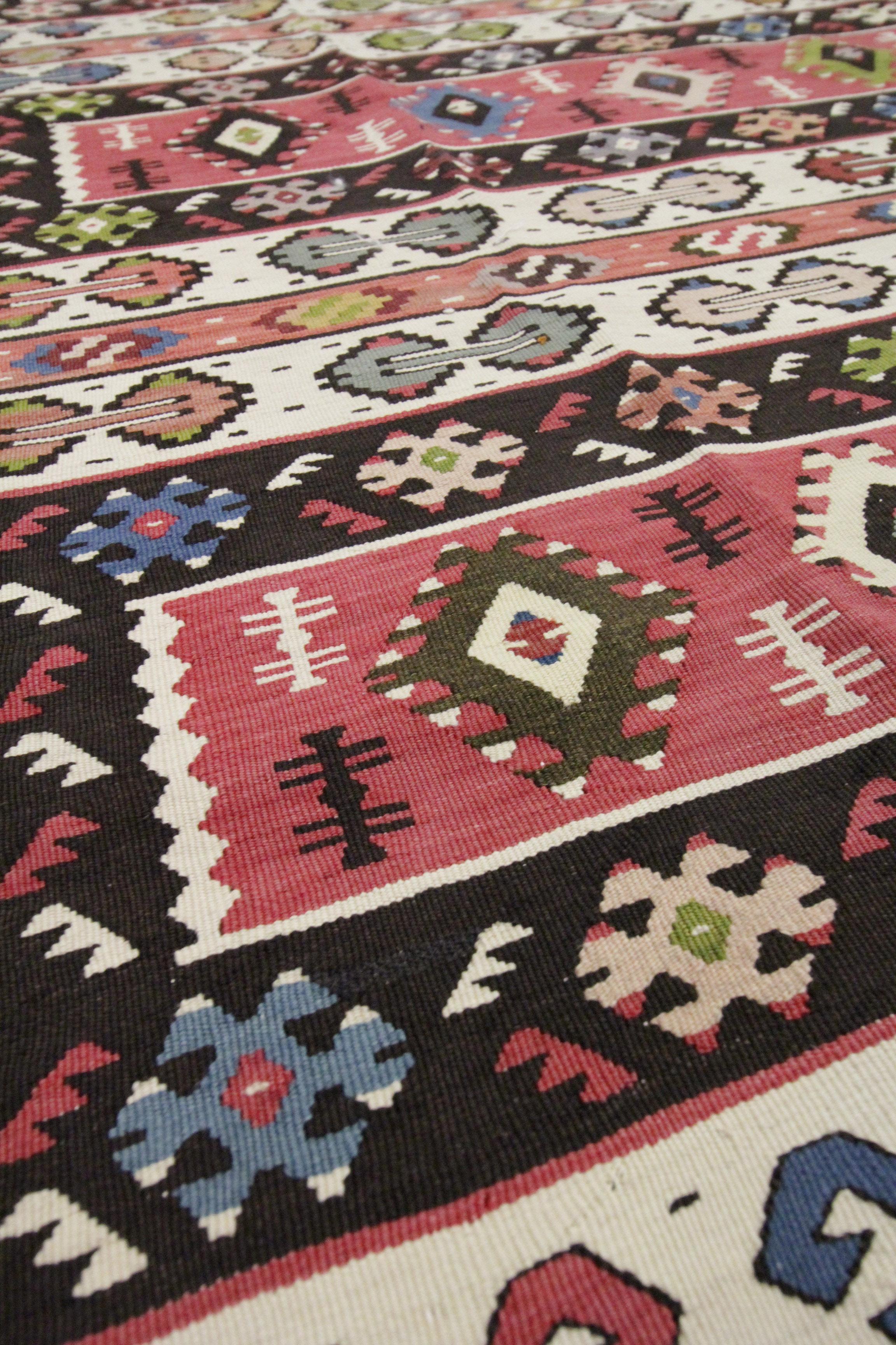 Traditioneller, antiker, handgewebter, gestreifter Teppich aus Wolle, Pirot-Kelim (Mitte des 20. Jahrhunderts) im Angebot