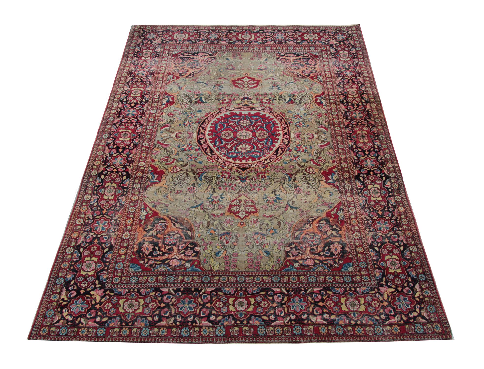 Questo raro tappeto tradizionale antico è un esempio di tappeto tessuto nel 1880 e presenta uno sfondo rosso con motivi geometrici intrecciati con colori contrastanti beige e marrone su uno sfondo rosso intenso. Il disegno centrale di motivi