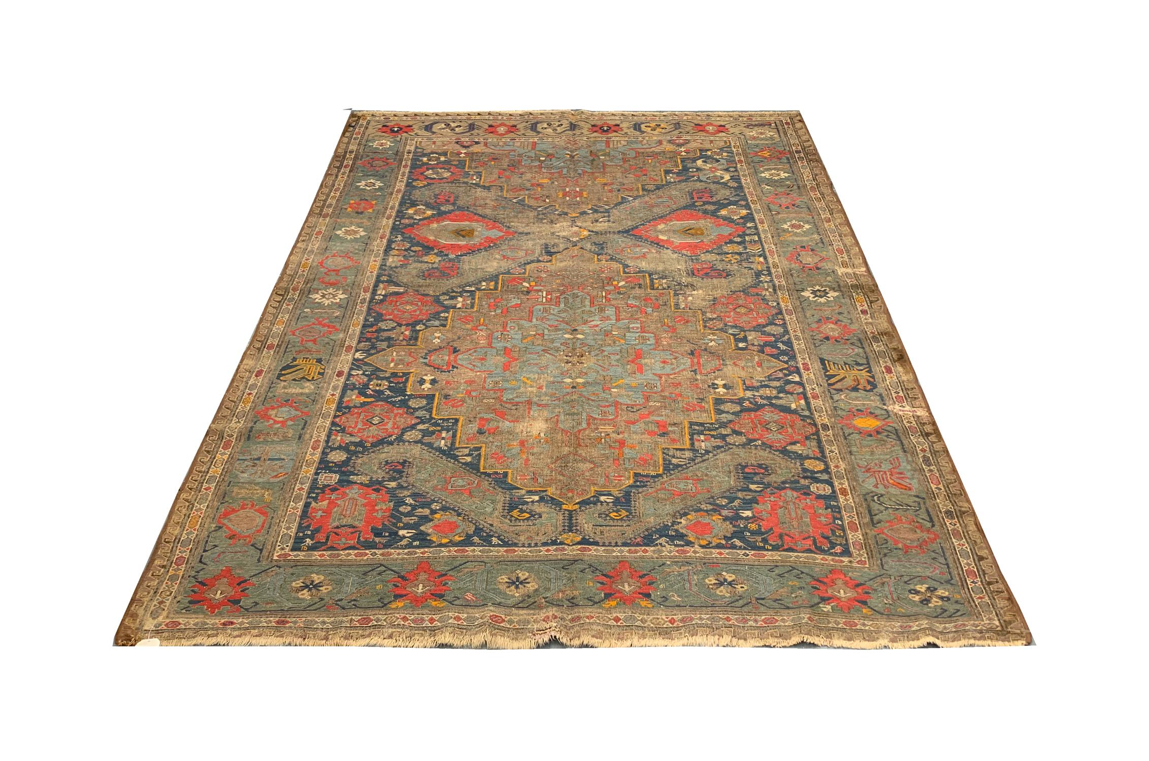 Questo pregiato tappeto di lana tessuto a mano è stato realizzato in Azerbaigian, a Kuba, nel 1880. Il disegno centrale è stato intrecciato con un medaglione Grande, con accenti di blu, beige, rosso e avorio. La palette di colori e il design di