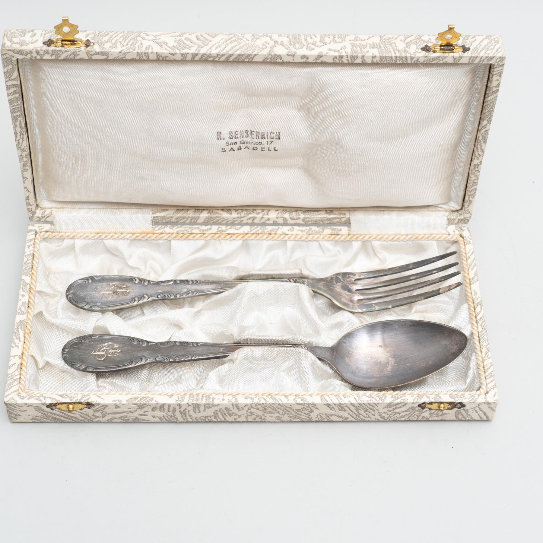 Fourchette et cuillère traditionnelles en argent ancien dans une boîte, vers 1950 en vente 3