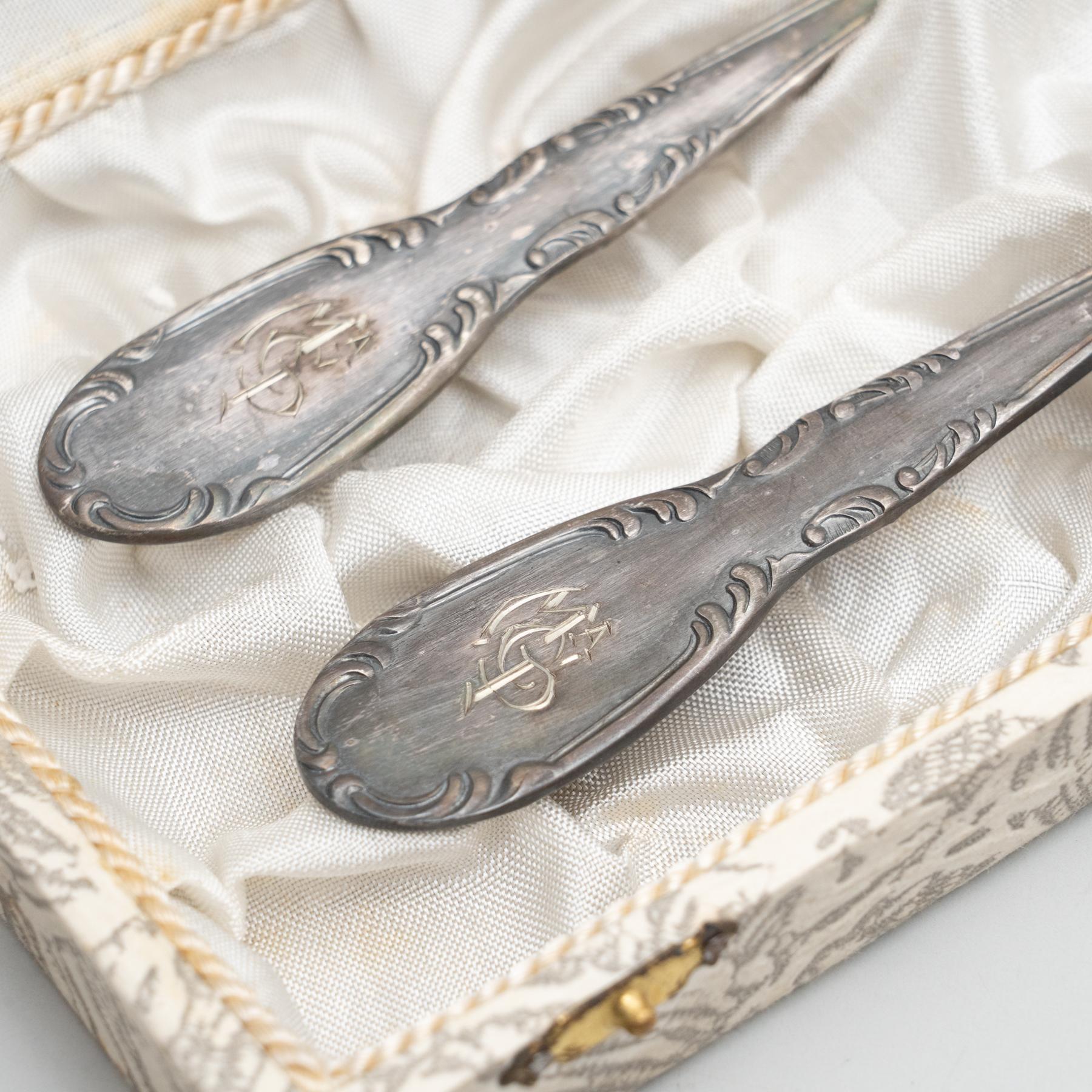 Fourchette et cuillère traditionnelles en argent ancien dans une boîte, vers 1950 en vente 5