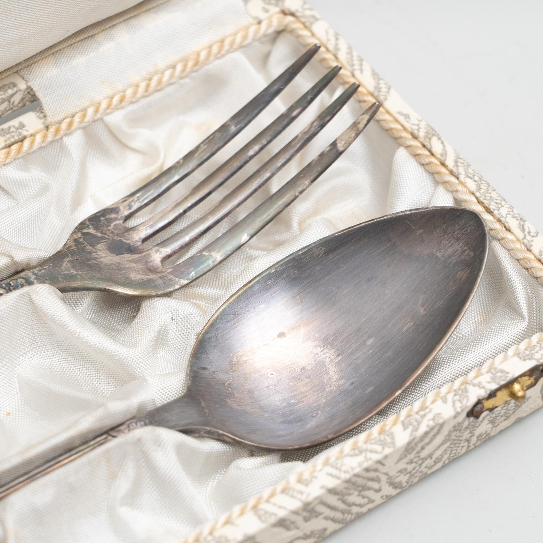 Fourchette et cuillère traditionnelles en argent ancien dans une boîte, vers 1950 en vente 6