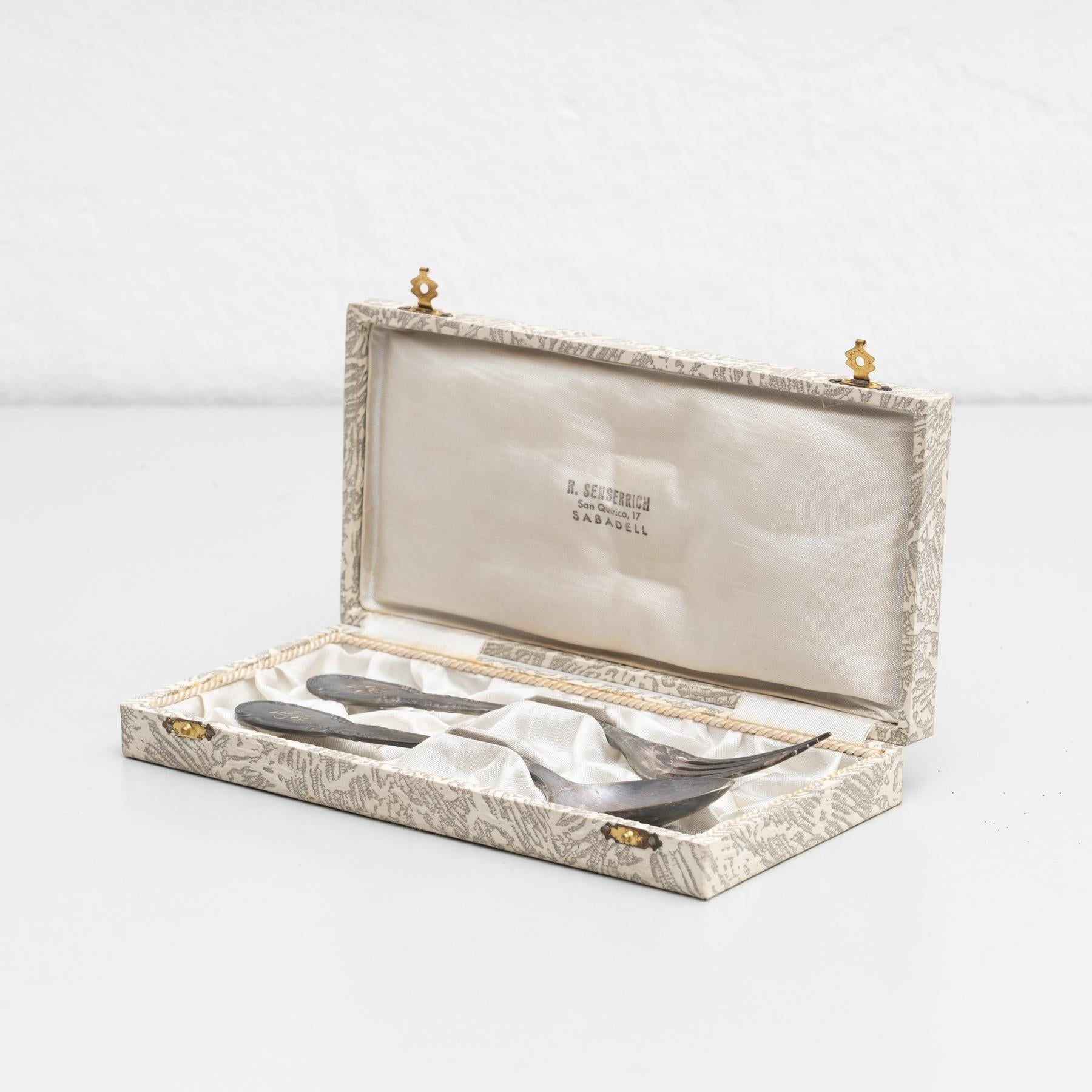 Fourchette et cuillère en argent antique dans une boîte à lumière.    Fabriqué à la main en Espagne, vers 1950.    En état d'origine, avec une usure mineure conforme à l'âge et à l'utilisation, préservant une belle patine.    