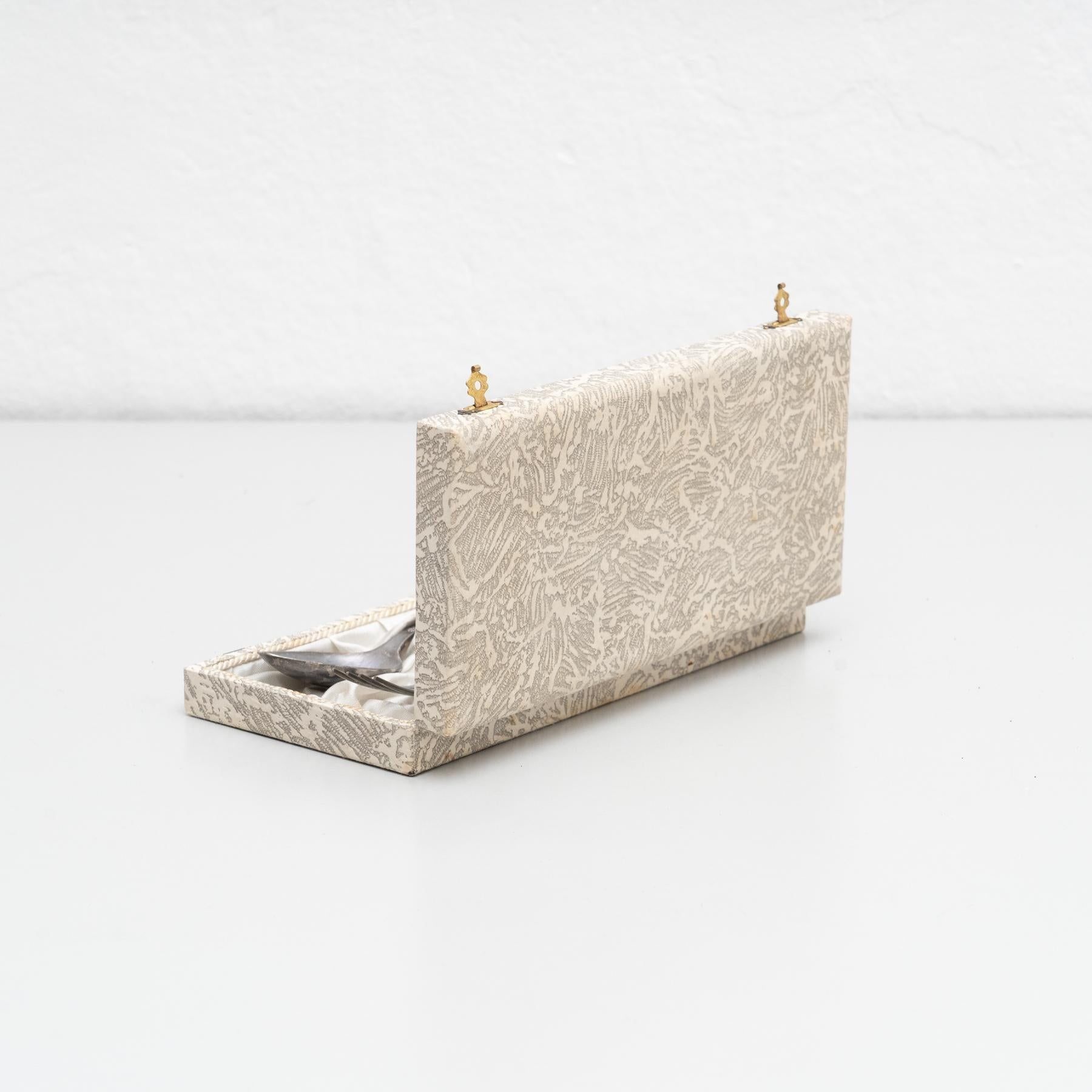 Fourchette et cuillère traditionnelles en argent ancien dans une boîte, vers 1950 en vente 1