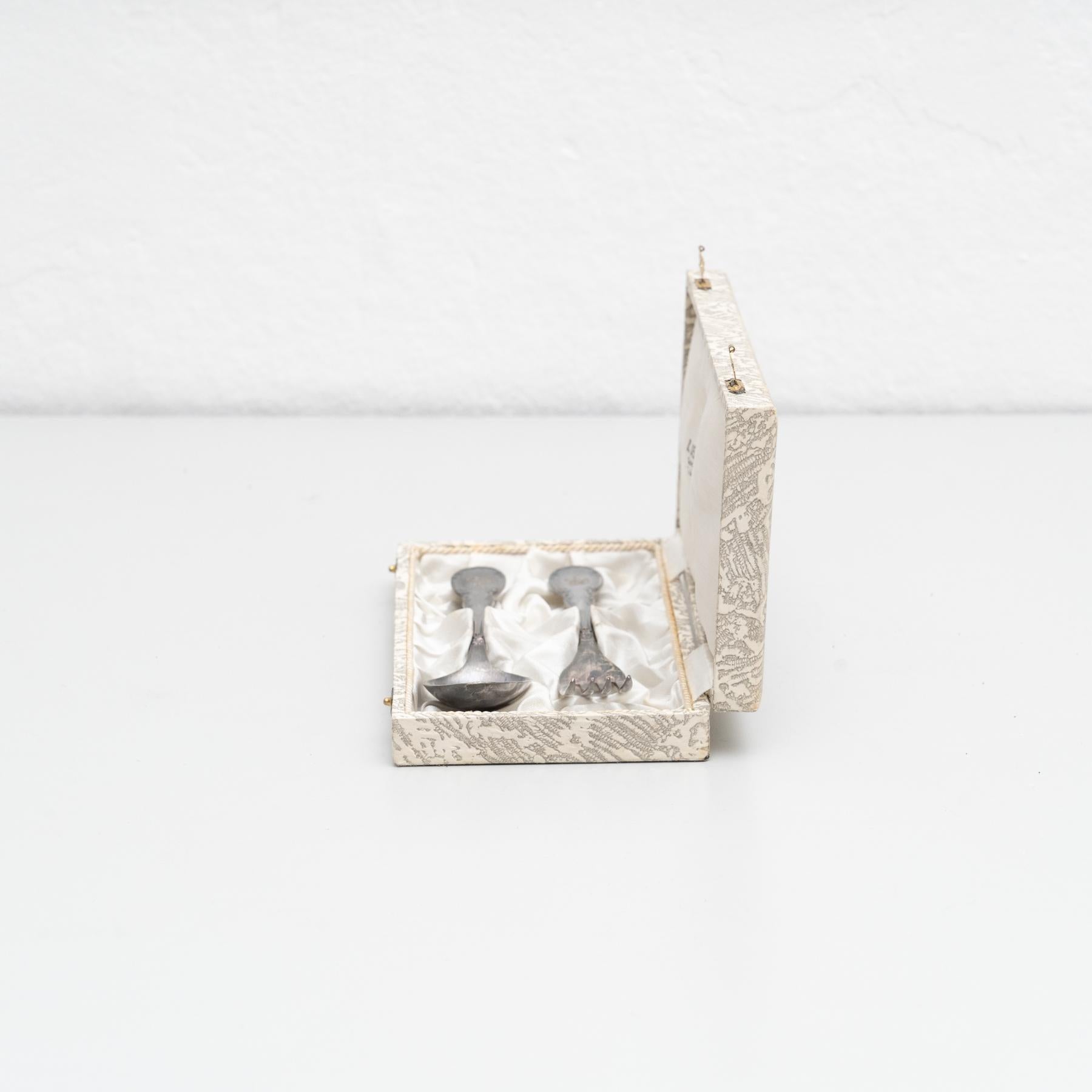 Fourchette et cuillère traditionnelles en argent ancien dans une boîte, vers 1950 en vente 2