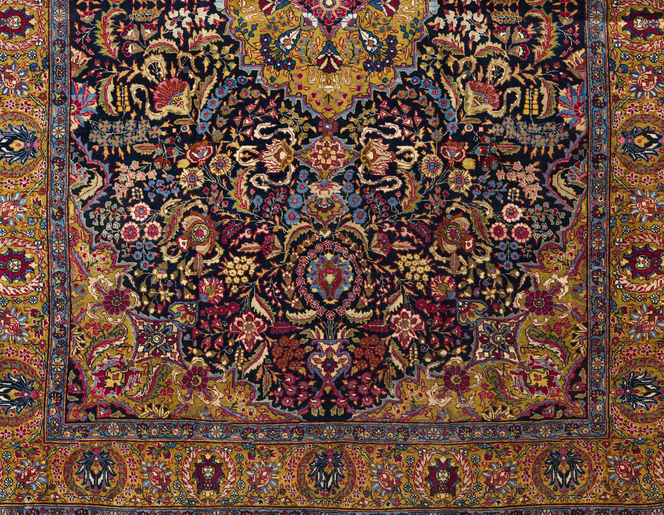 Traditioneller Bereich Teppich 8 ft x 11 ft - Blumenmotiv - Gold Blau & Rosa im Zustand „Hervorragend“ im Angebot in Dallas, TX