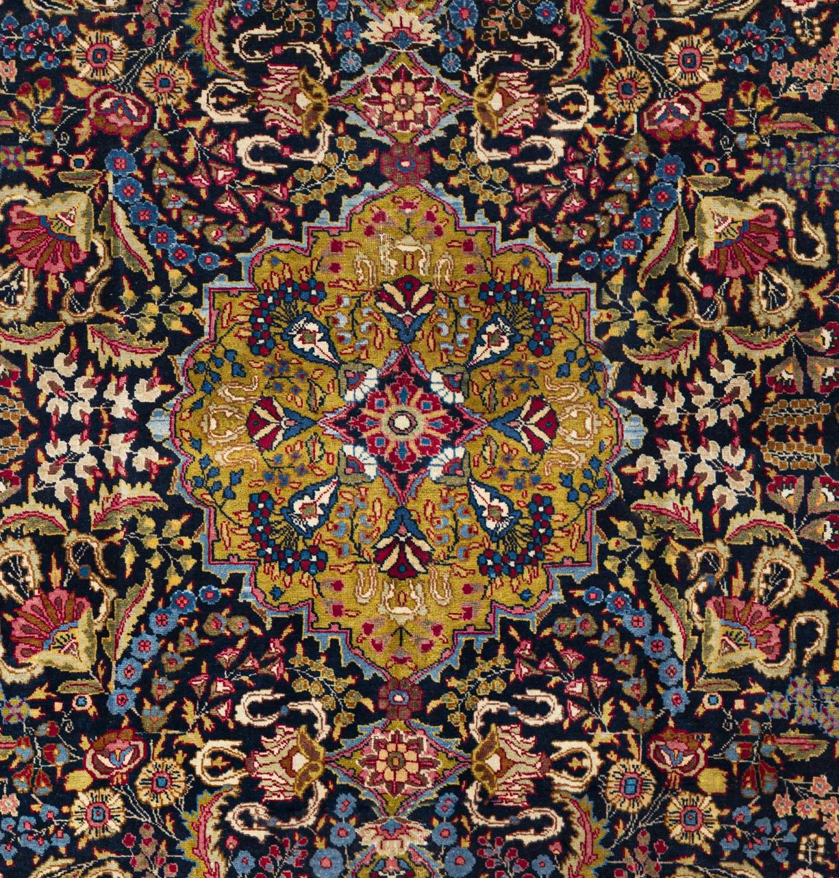 Traditioneller Bereich Teppich 8 ft x 11 ft - Blumenmotiv - Gold Blau & Rosa (20. Jahrhundert) im Angebot