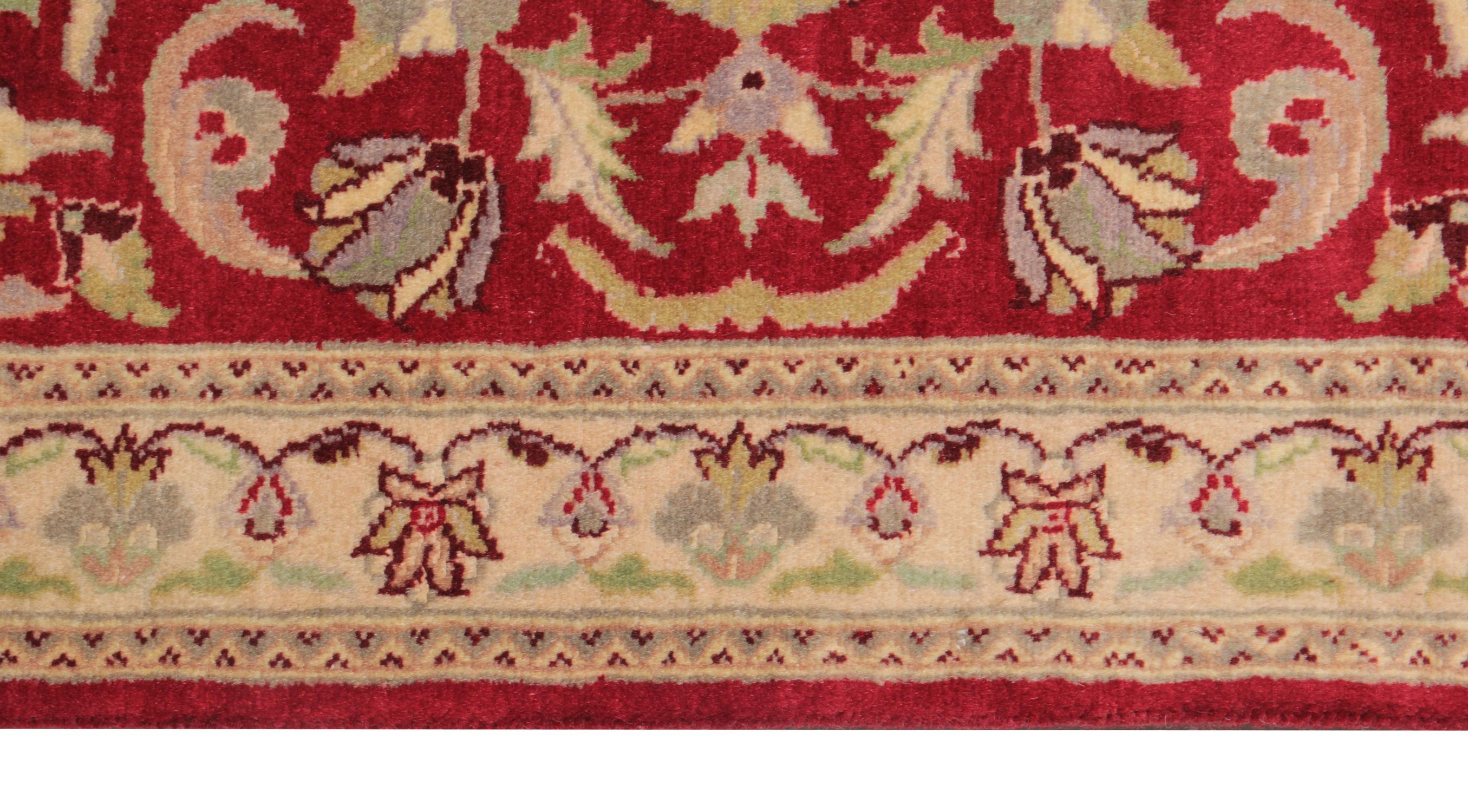 Dieser handgewebte indische Teppich ist ein Ziegler Sultanabad-Teppich, der auf unseren Webstühlen von unseren Meisterwebern in Indien hergestellt wird. Diese handgefertigten Teppiche wurden mit natürlichen pflanzlichen Farbstoffen und