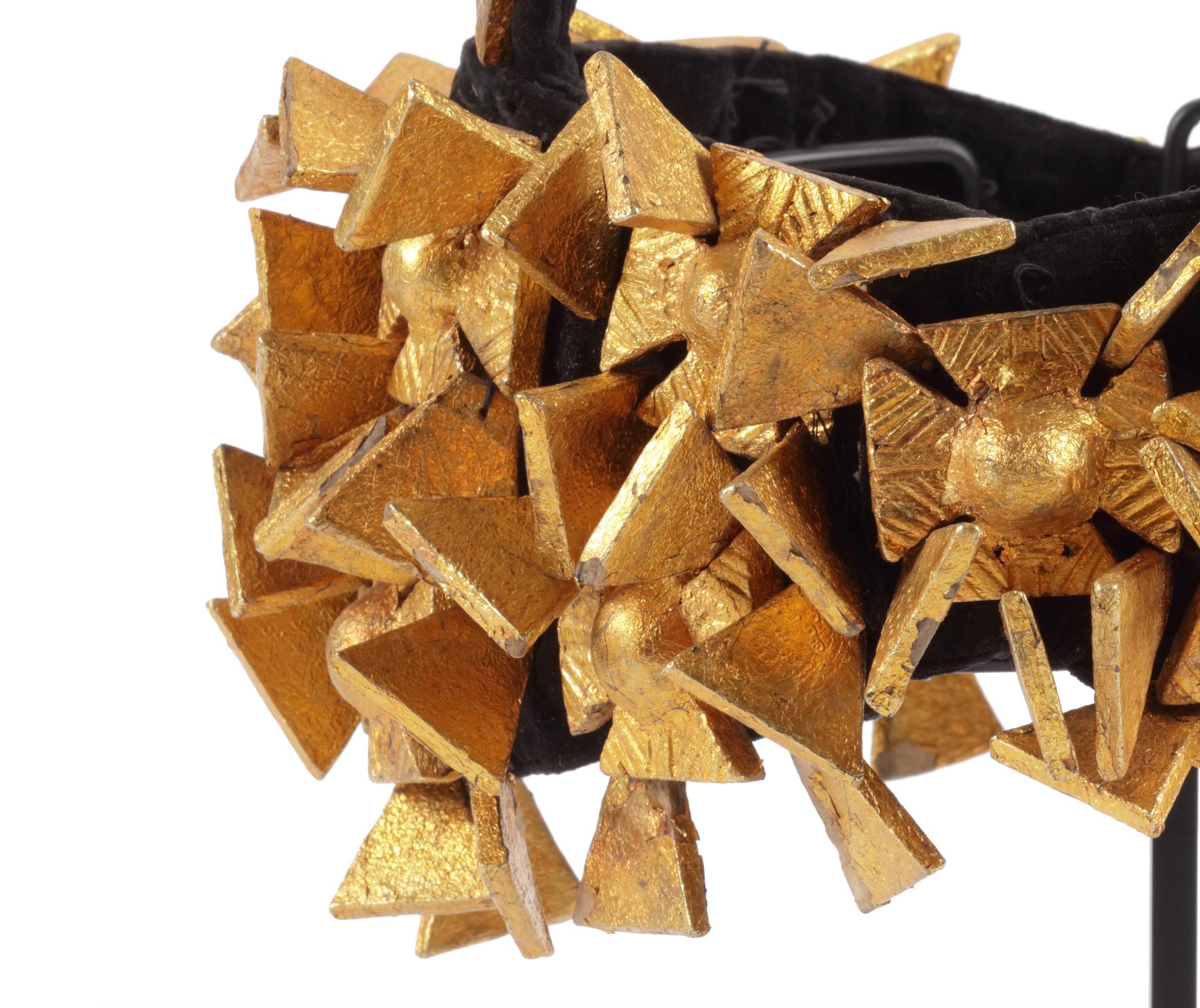 A traditional Ashanti Chief’s velvet and giltwood Leopard crown

Ghana, early 20th century


Diam. 17 cm (crown)
H. 27 cm (incl. stand)

Provenance:
Private collection, Paris


The sash, in gold and gilt-metal on velvet, is completely of traditional