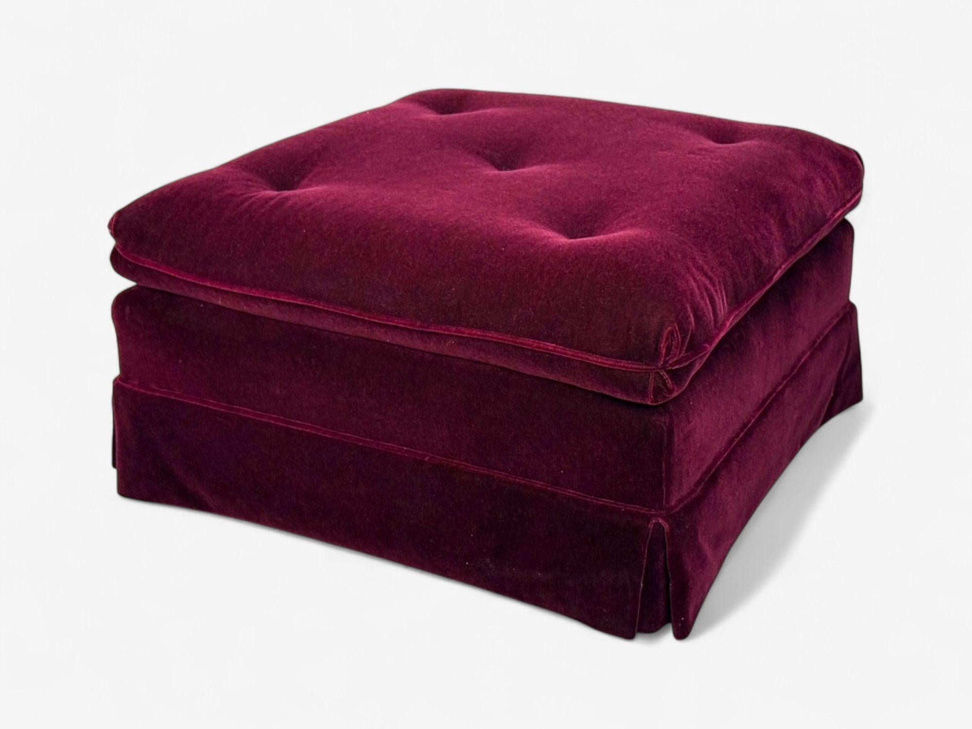 Traditionnel, mohair aubergine, pouf roulant, Angleterre, années 1970

Ottoman de style géorgien, touffeté et plissé, conçu et produit en Angleterre, 20e siècle. Ce modèle est recouvert d'une tapisserie en mohair de bonne qualité, de couleur pourpre