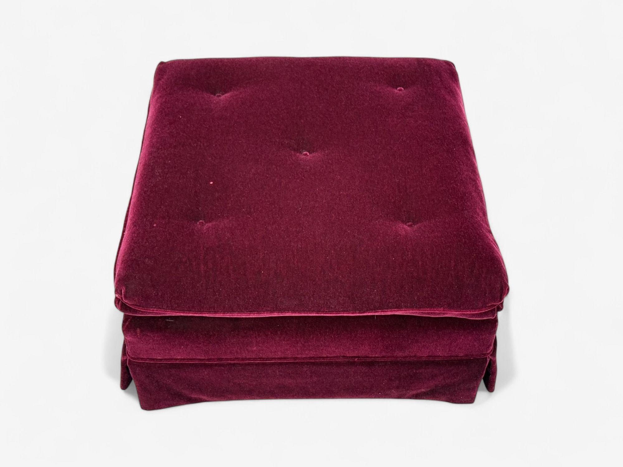 Traditionnel, mohair aubergine, pouf roulant, Angleterre, années 1970 en vente 1