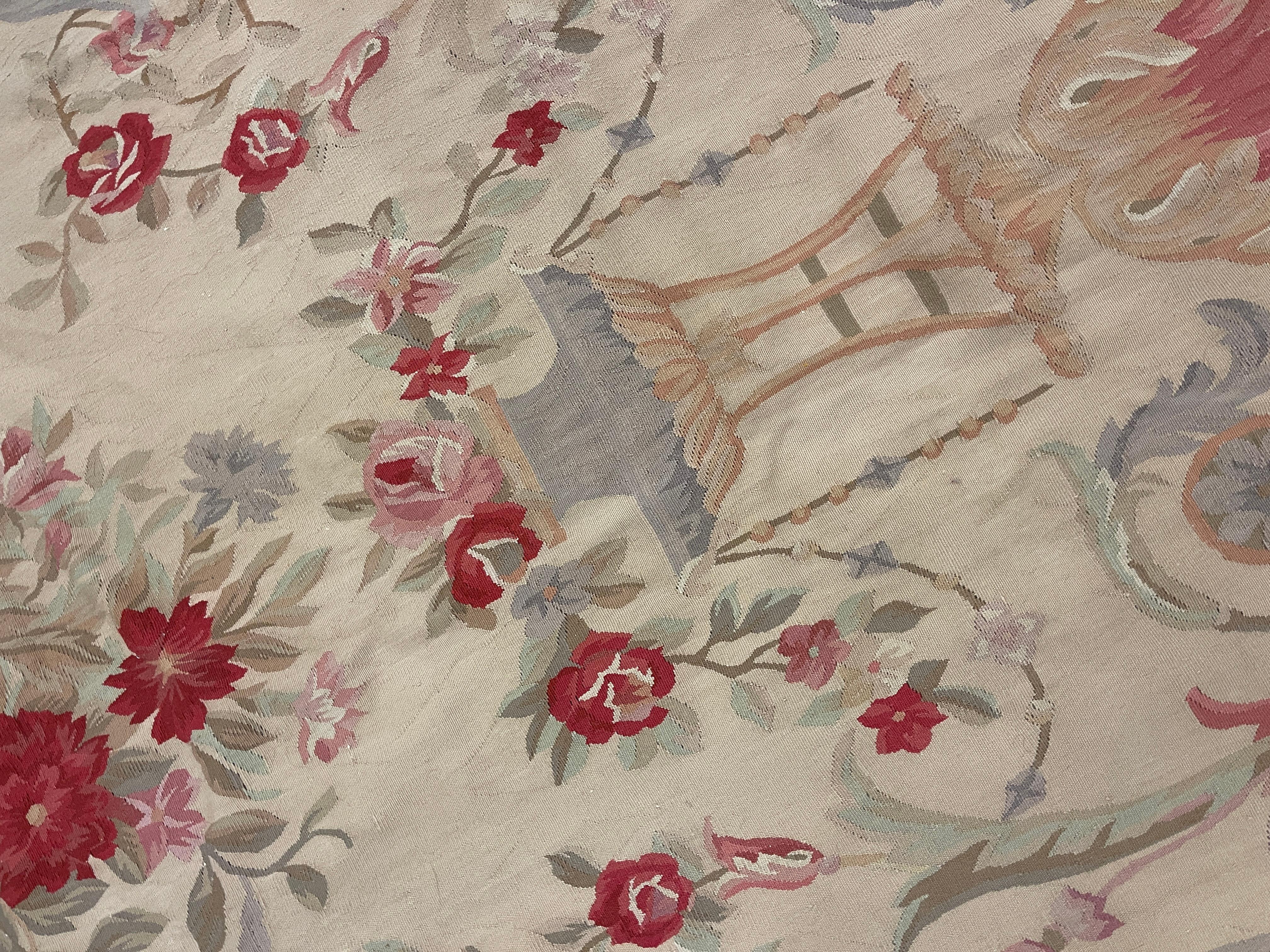 Fin du 20e siècle Tapis traditionnel d'Aubusson rose beige tapis floral tissé à la main en laine de salon en vente