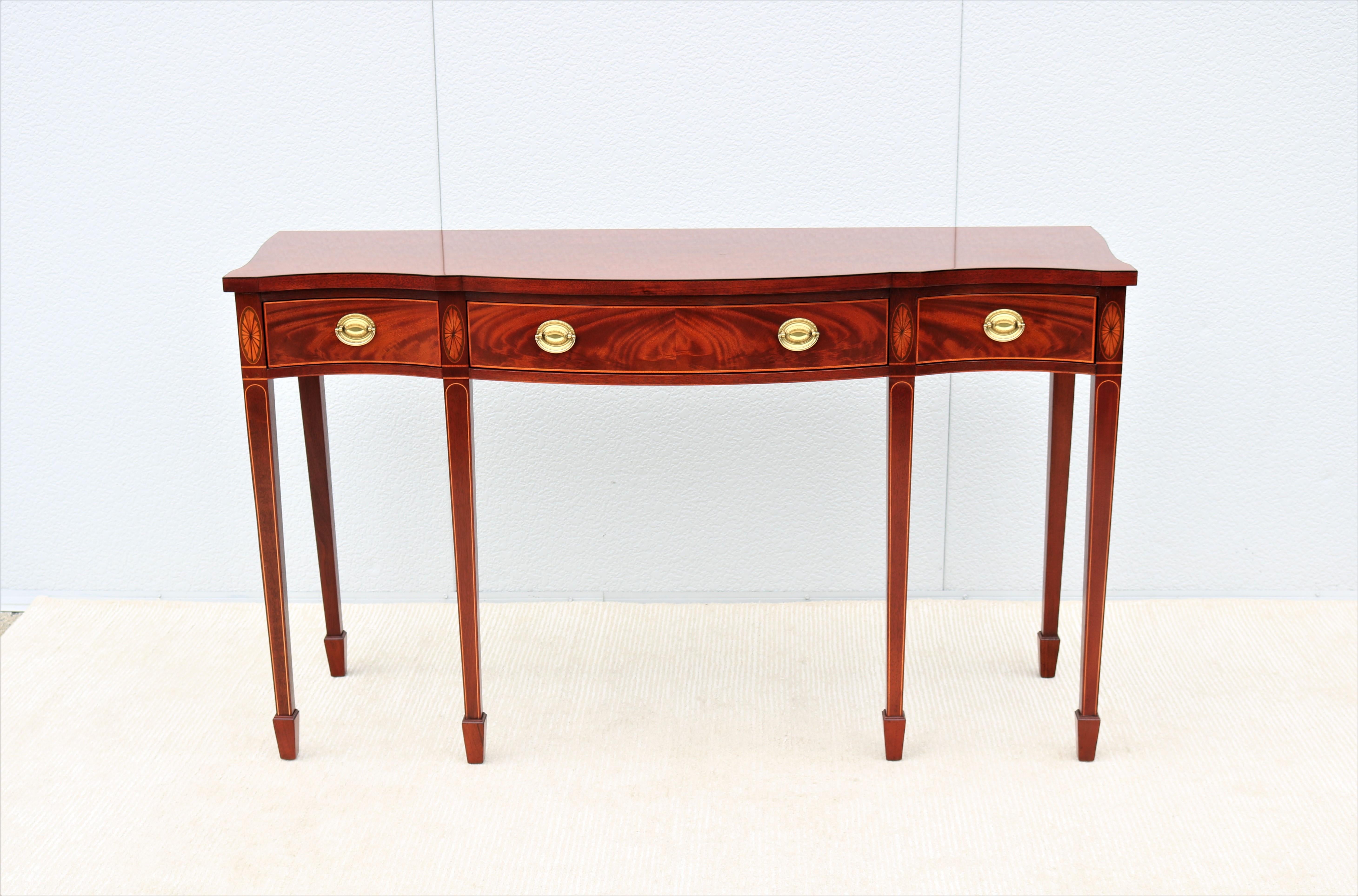 Fabulous traditional Baker Furniture Historic Charleston collection mahogany Sheraton style Serpentine sideboard.
A classic timeless and luxurious style inspired by the 18th and 19th century design.
The Baker furniture company produces the world's