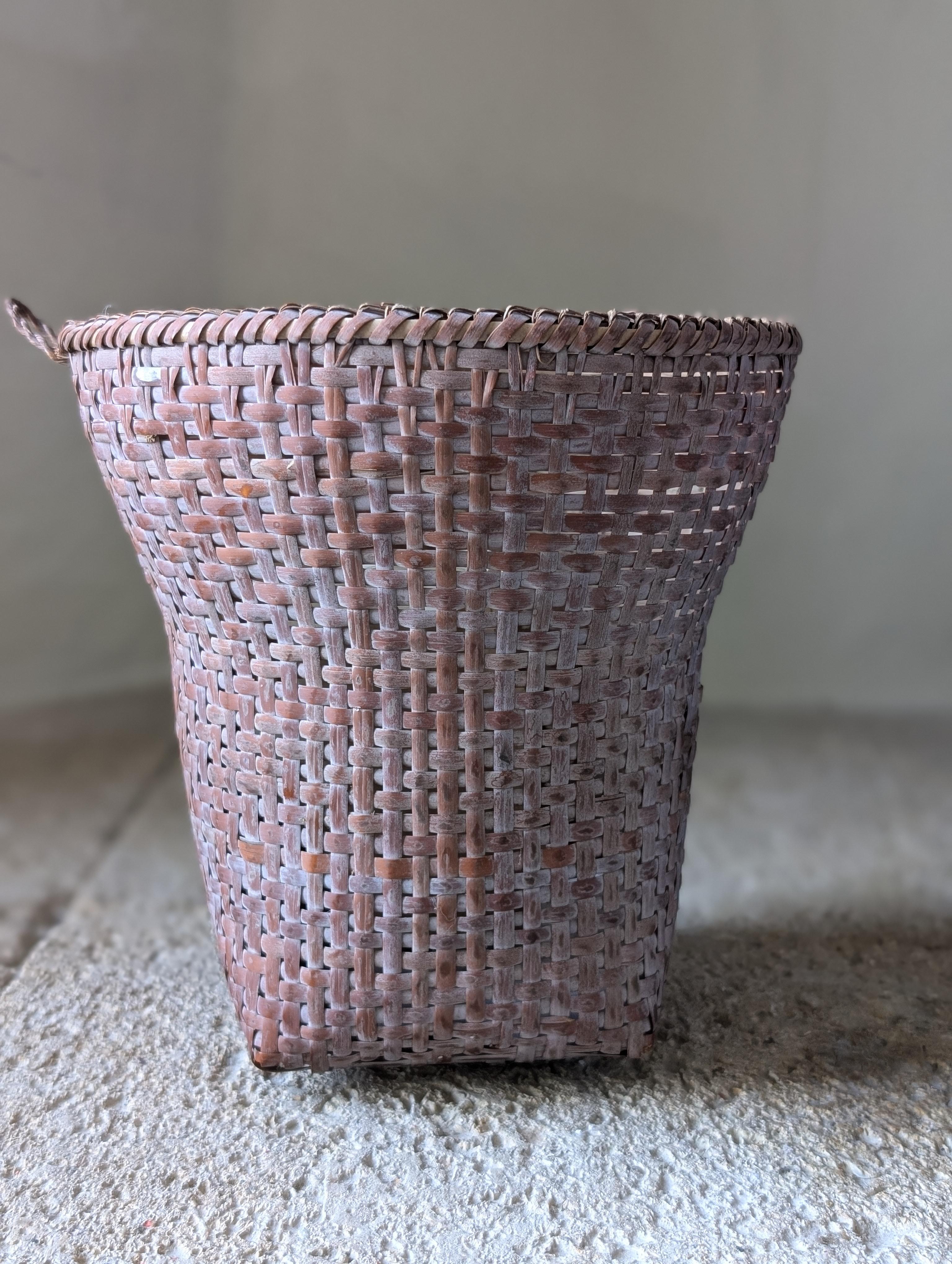 Voici un récipient en forme de panier traditionnel, rare et d'une importance historique, fabriqué à la main par la tribu Bakongo, réputée pour son artisanat exquis et son héritage culturel. Ce panier unique, traditionnellement utilisé pour filtrer