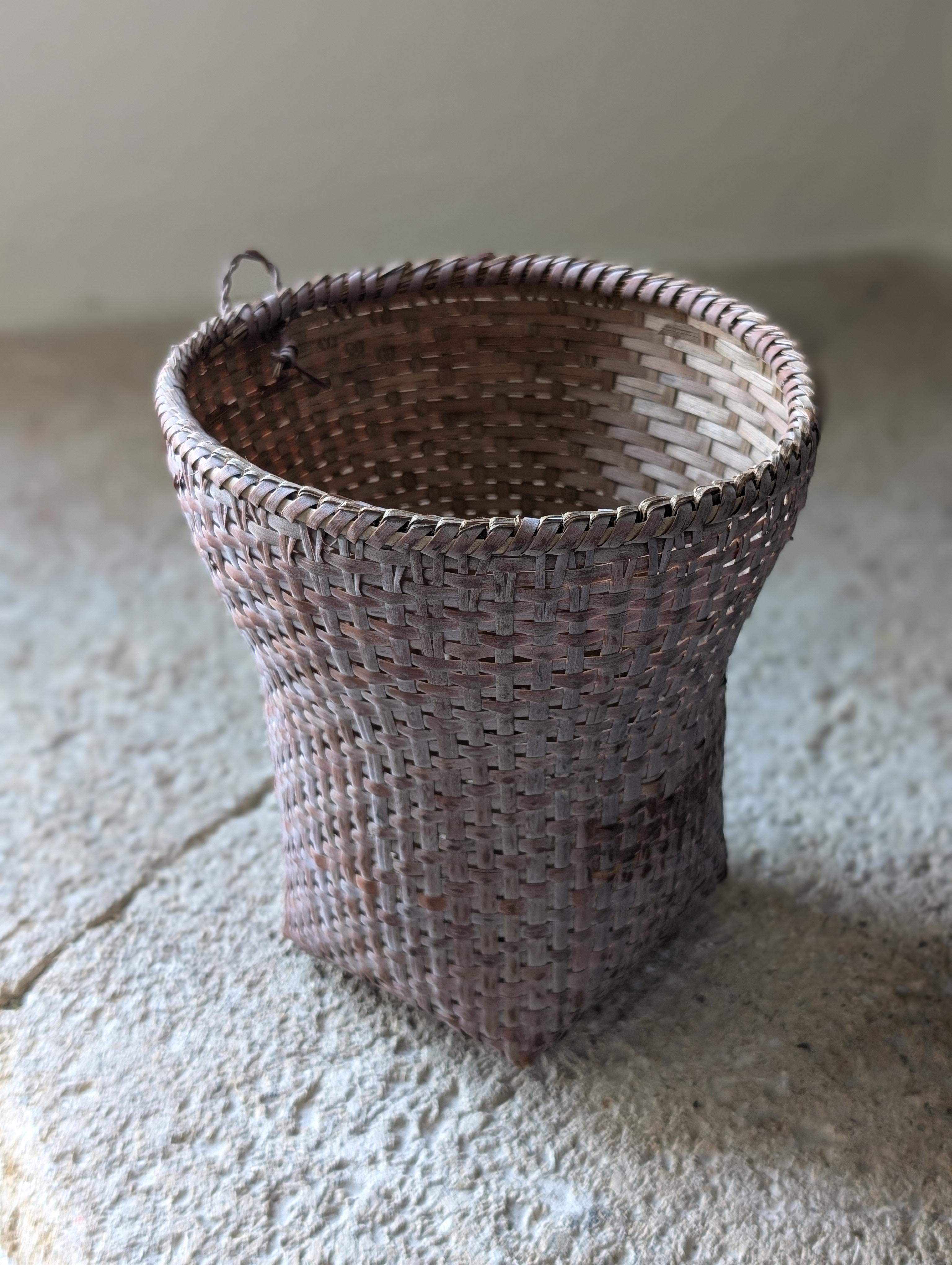 Sculpté à la main Vase panier traditionnel Bakongo en vente