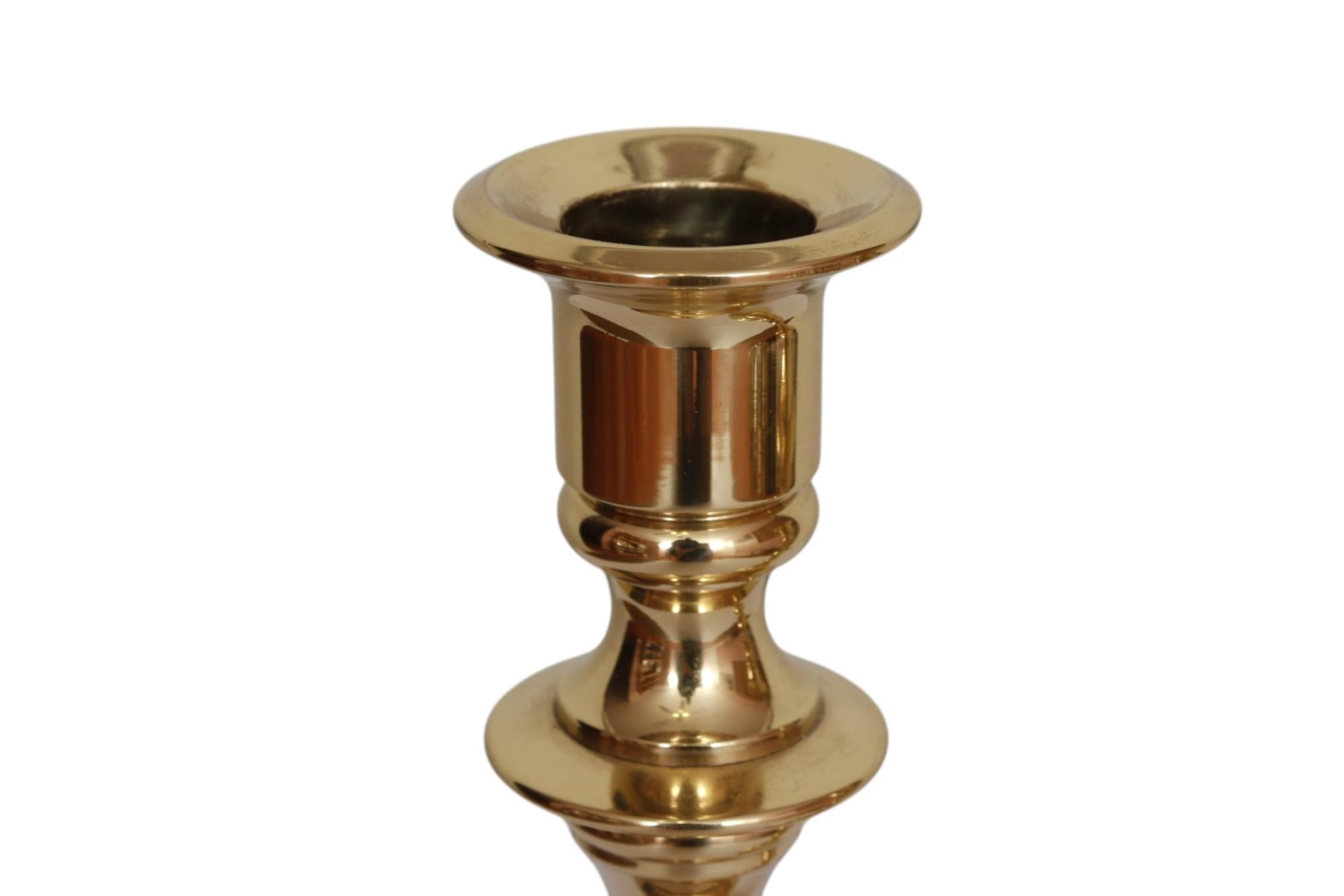 Traditionelle Baldwin Brass Kerzenständer, ein Paar (amerikanisch) im Angebot