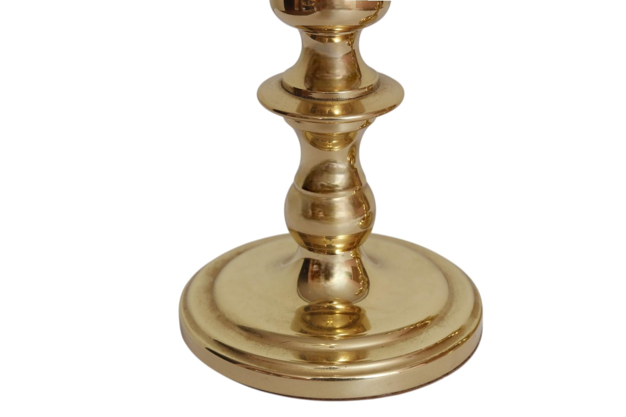 Traditionelle Baldwin Brass Kerzenständer, ein Paar (20. Jahrhundert) im Angebot