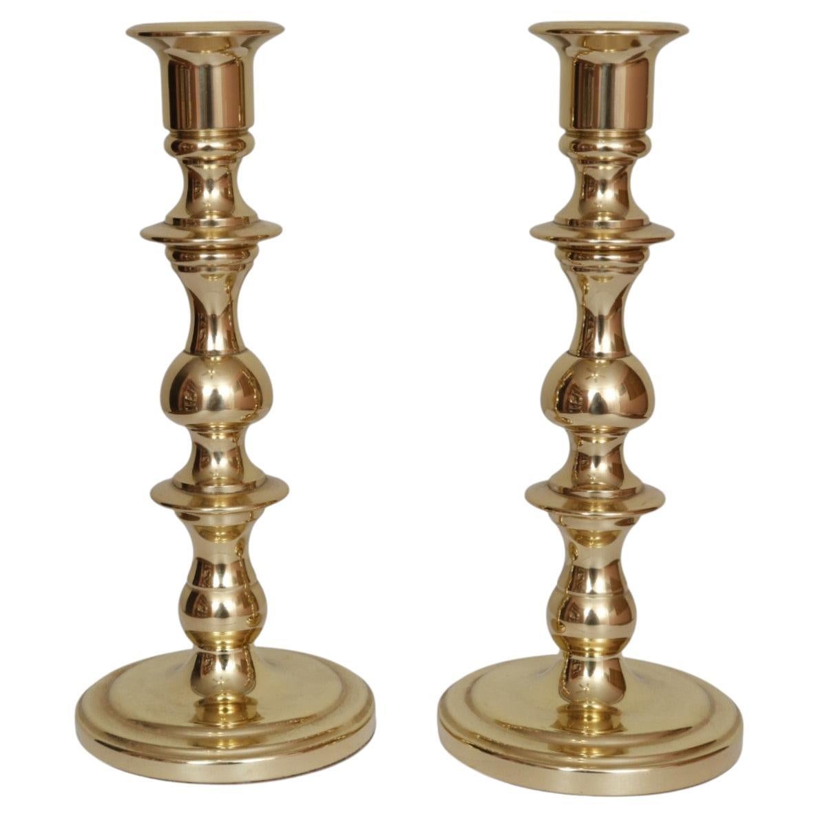 Traditionelle Baldwin Brass Kerzenständer, ein Paar im Angebot