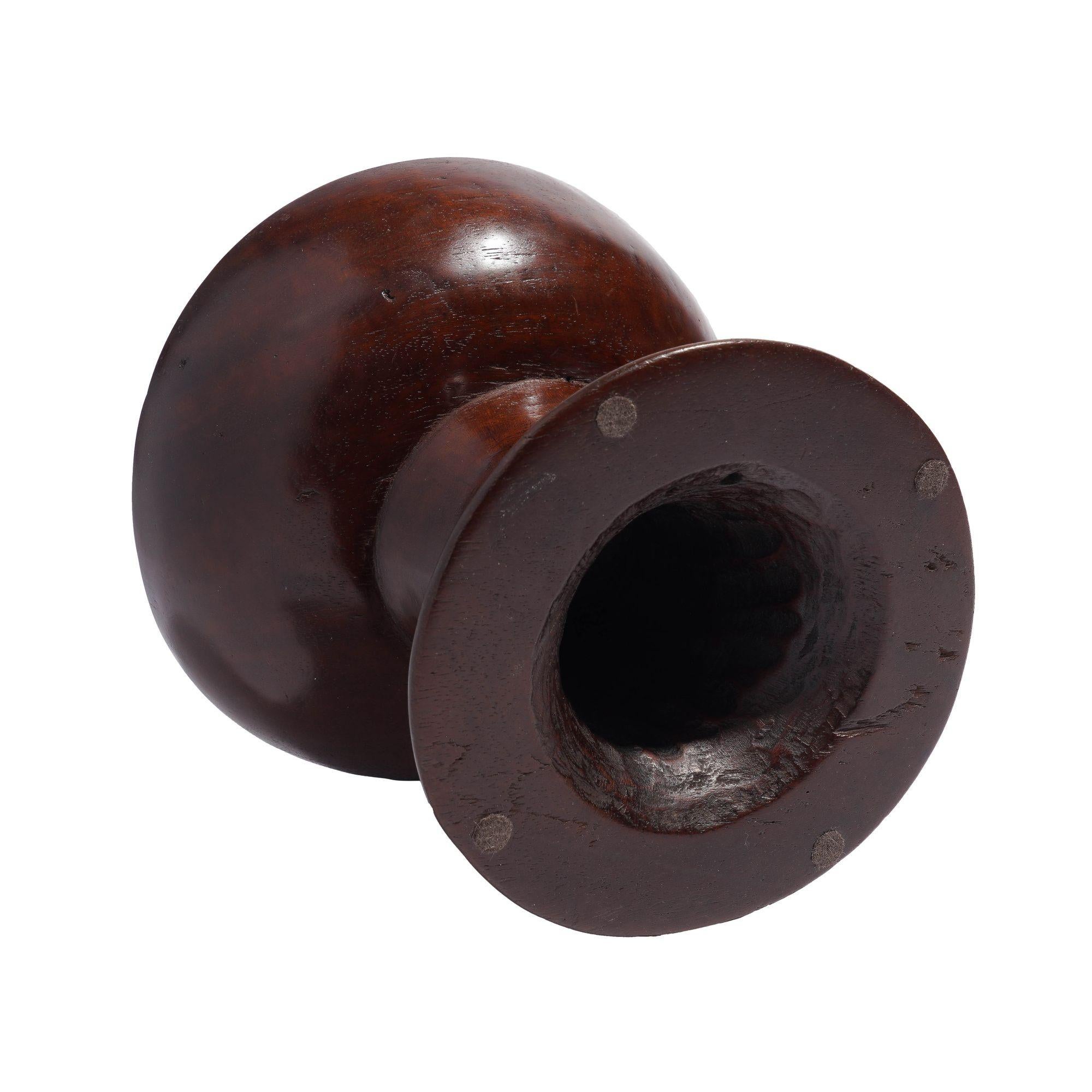 Traditioneller balinesischer gedrechselter Sockel aus Hartholz Toraja Becher, 1900er Jahre (Holz) im Angebot