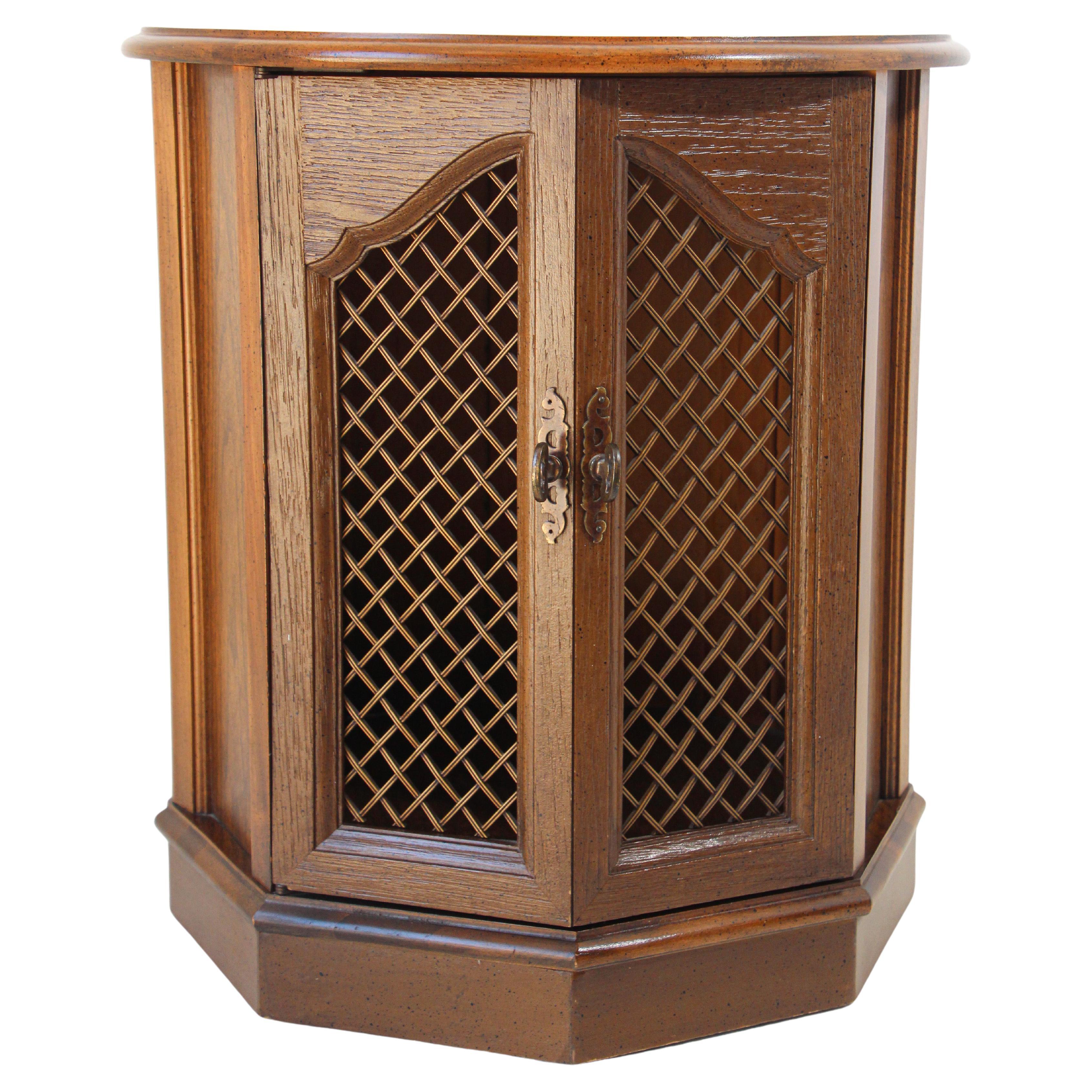 Country Table d'appoint traditionnelle de style mauresque de Barker Bros en vente