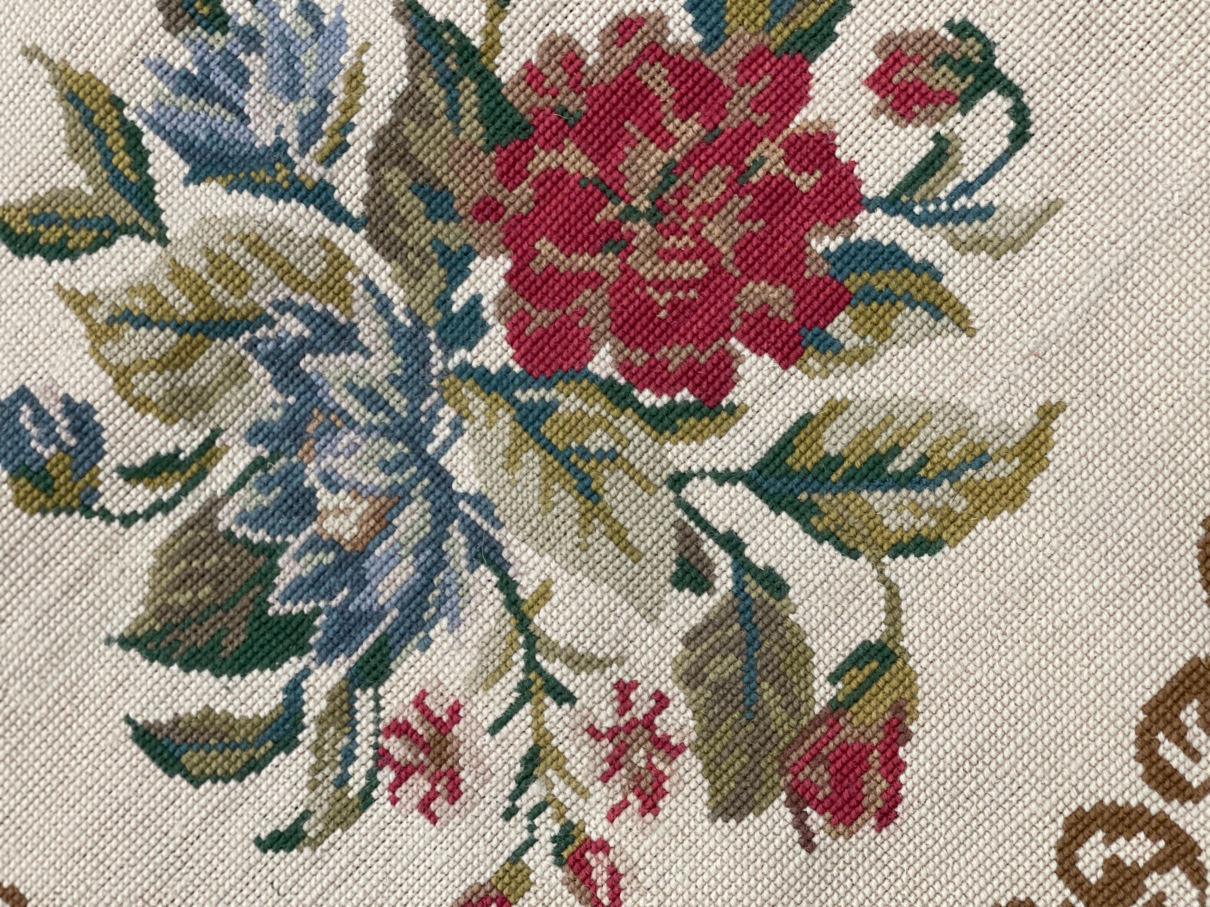Traditional Beige Carpet Repeat bunch of Flowers Rug Needlepoint Livingroom Rug  In Excellent Condition For Sale In Hampshire, GB