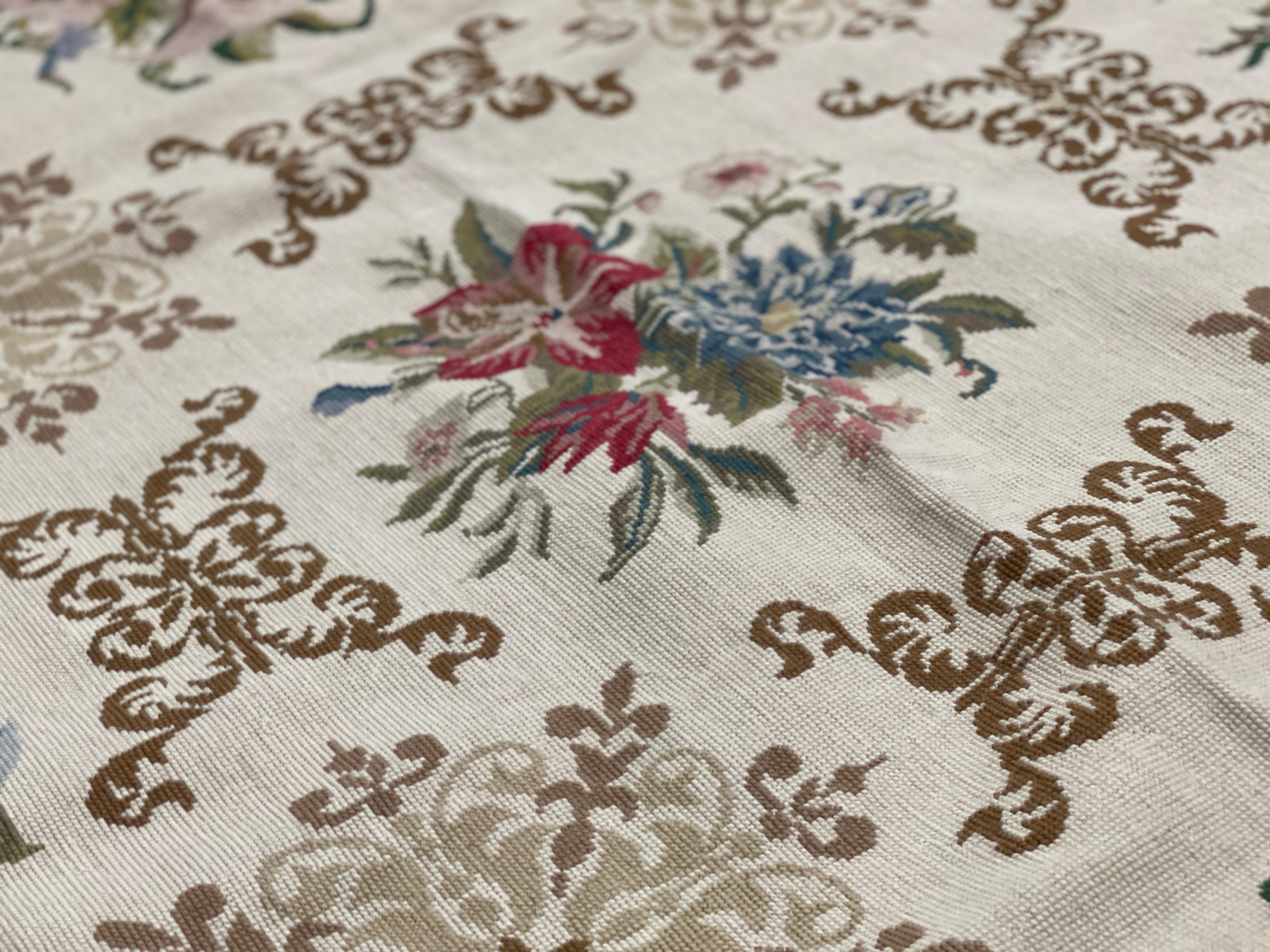 Alfombra Beige Tradicional Alfombra Repetición Racimo de Flores Alfombra Punto de Aguja Salón Alfombra finales del siglo XX en venta