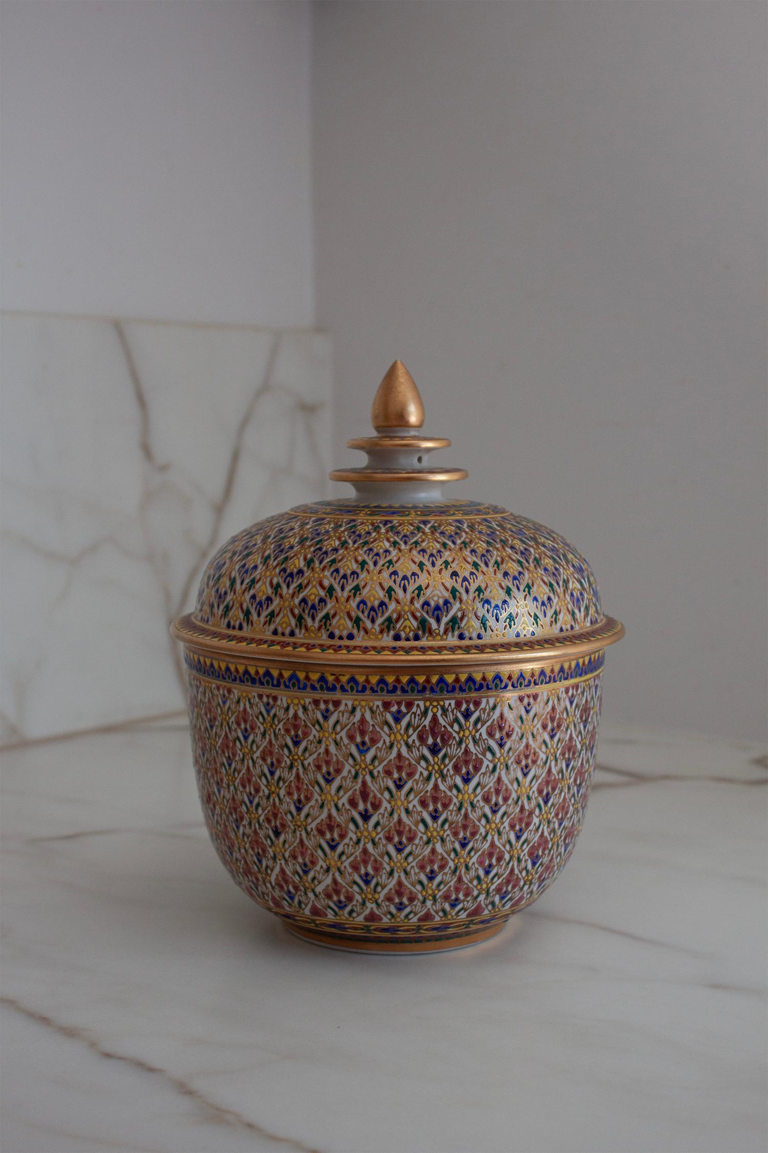 Traditionelle Bencharong Thai farbenfrohe handbemalte Keramikurne (Volkskunst) im Angebot