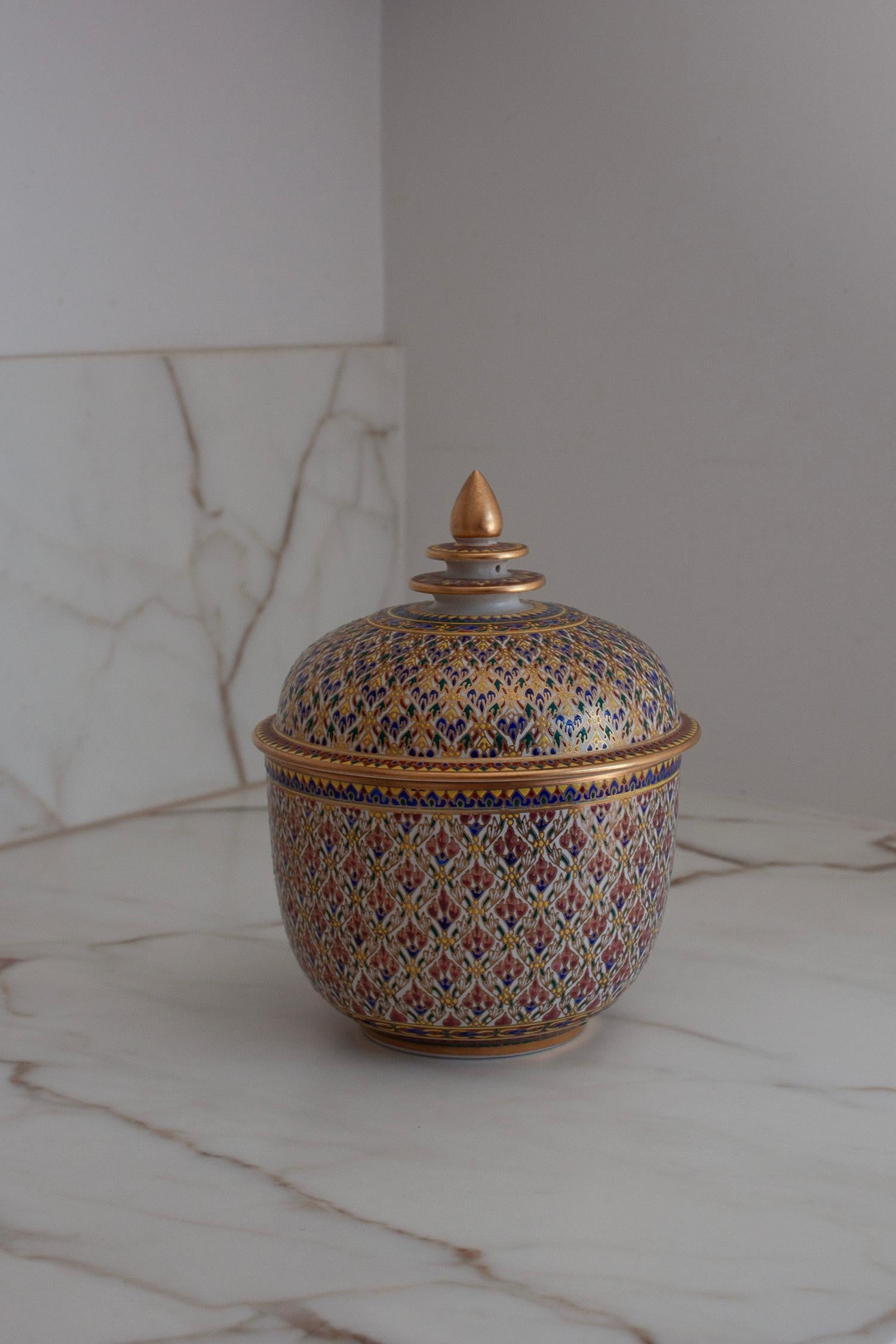 Traditionelle Bencharong Thai farbenfrohe handbemalte Keramikurne (Thailändisch) im Angebot