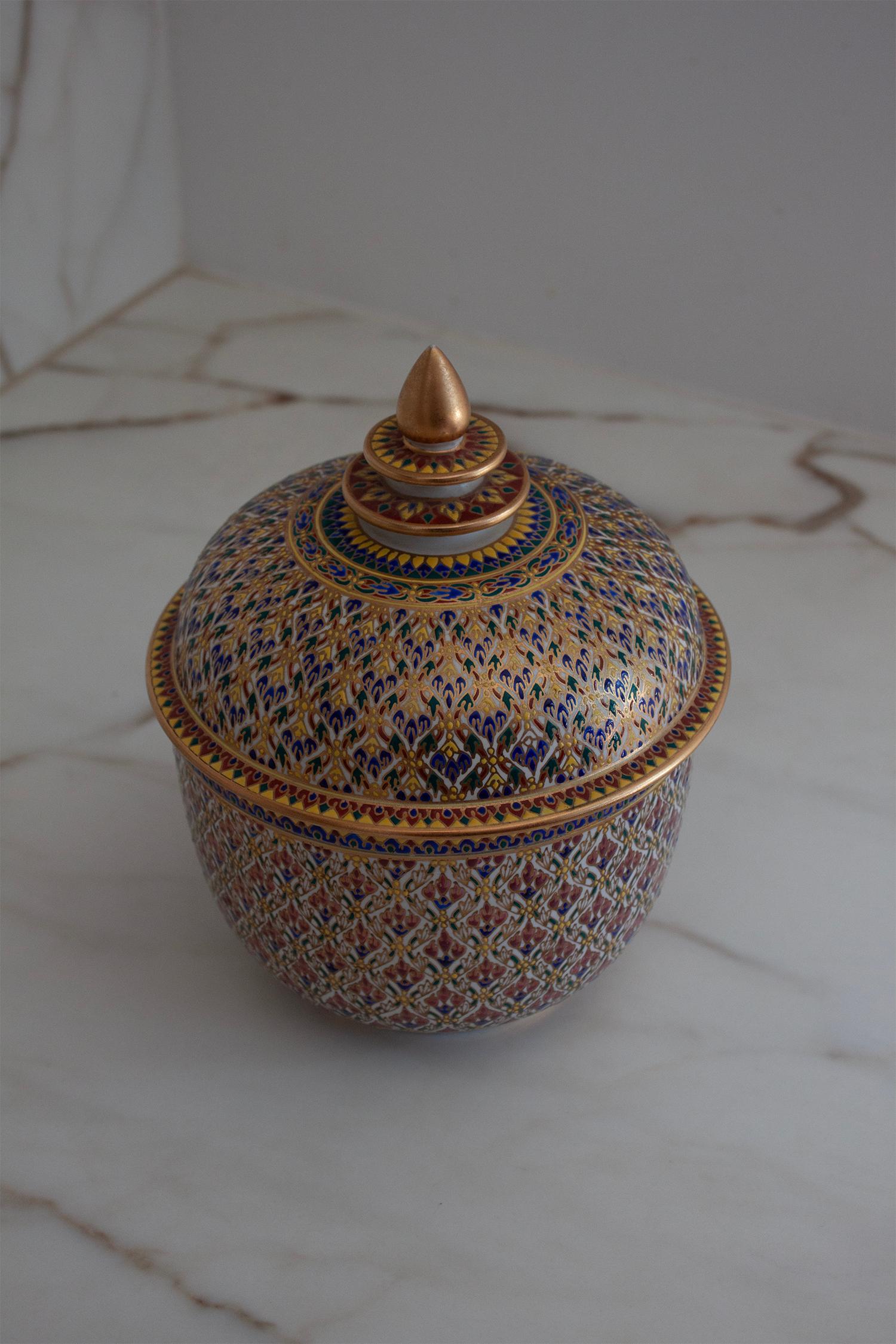 Traditionelle Bencharong Thai farbenfrohe handbemalte Keramikurne (Maschinell gefertigt) im Angebot
