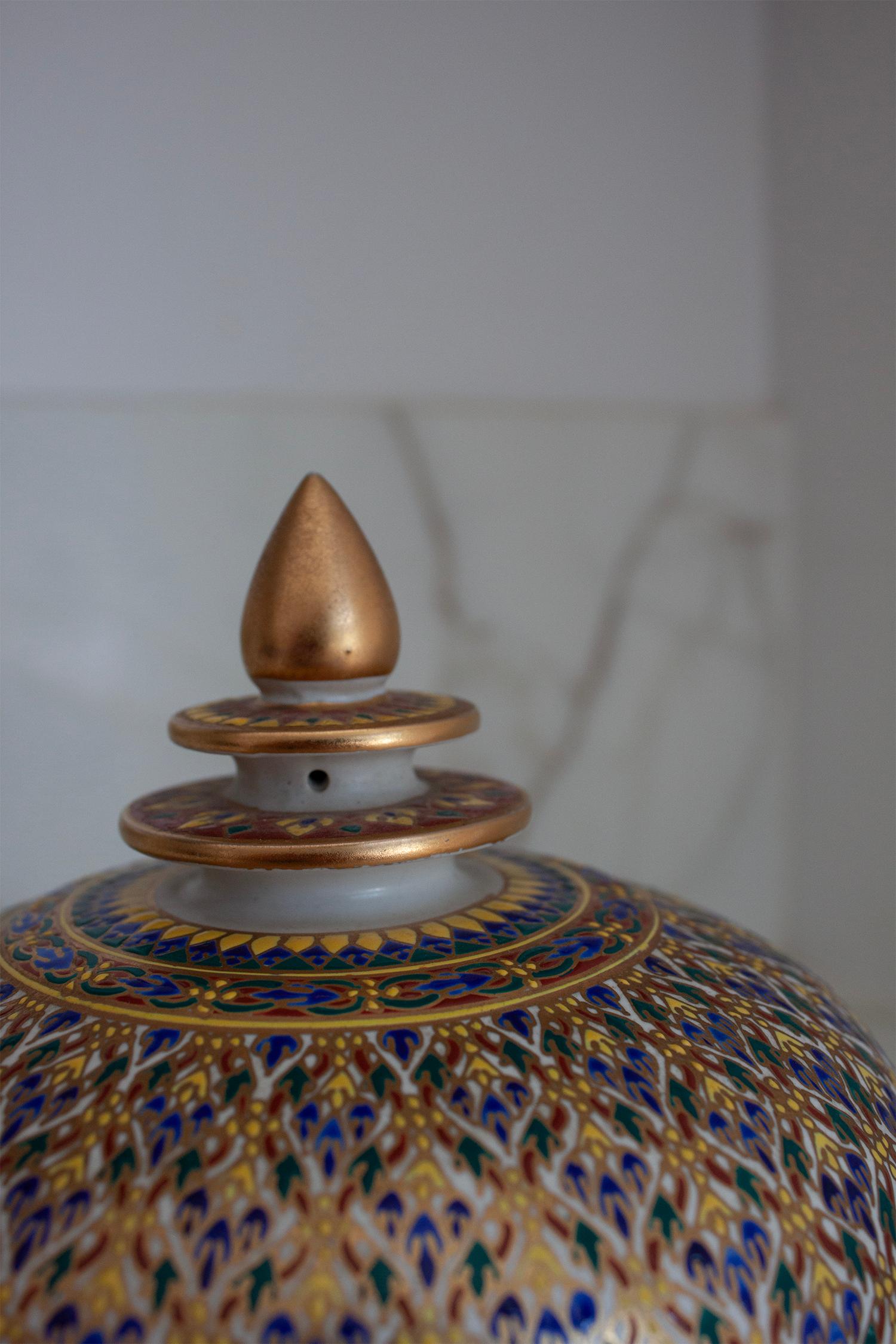 Traditionelle Bencharong Thai farbenfrohe handbemalte Keramikurne im Angebot 2