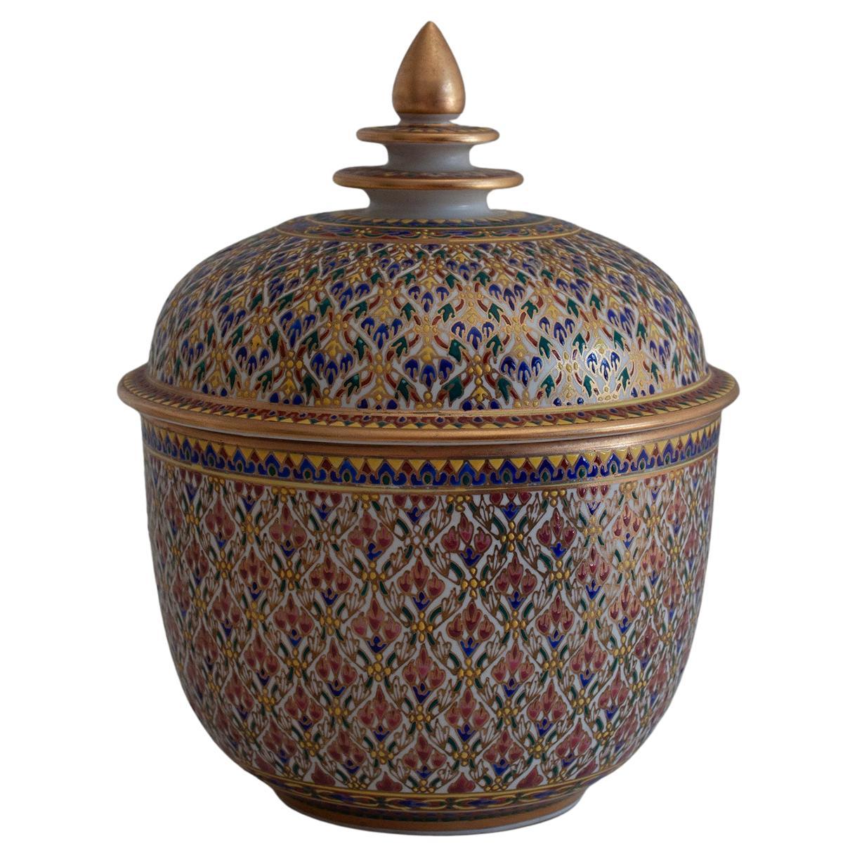 Traditionelle Bencharong Thai farbenfrohe handbemalte Keramikurne