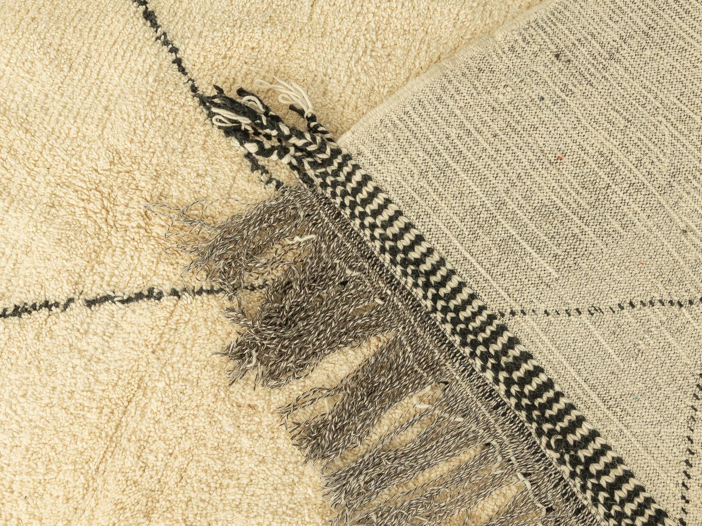 Traditioneller zeitgenössischer Beni Ourain Berberteppich im Boho-Design mit Atlas-Gebirge im Angebot 1