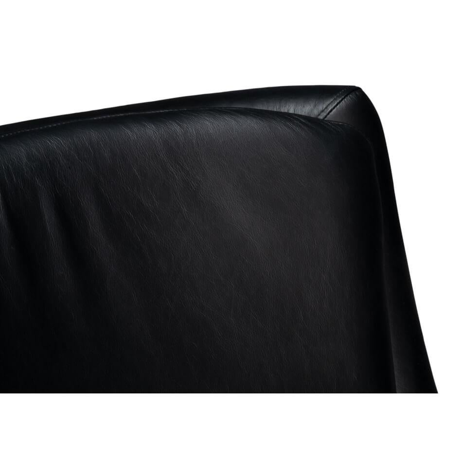XXIe siècle et contemporain Chaise pivotante traditionnelle en cuir noir en vente