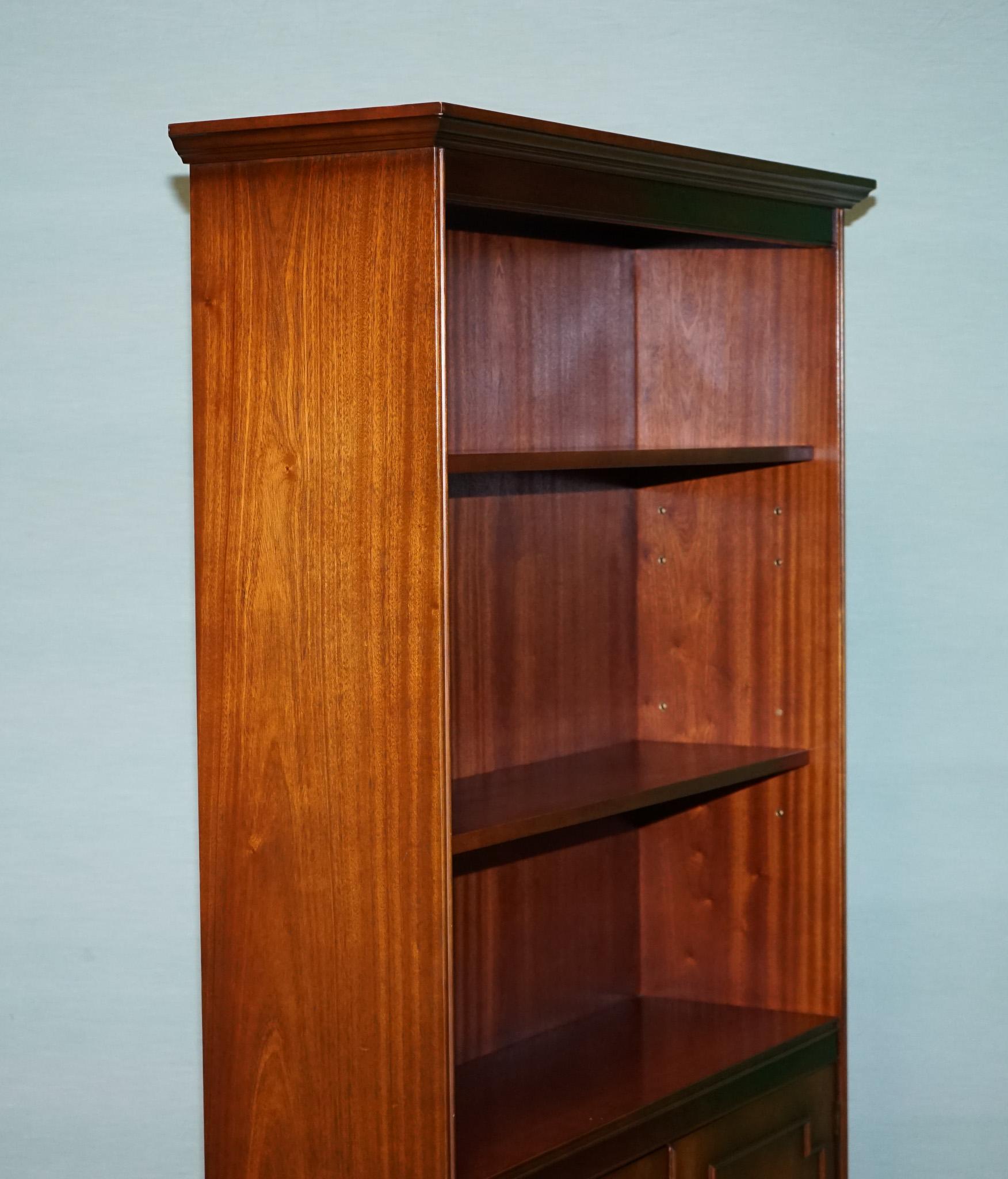 ENGLISH TRADITIONAL BRADLEY DISPLAY CABINET BOOKCASE WiTH SHELVES AND CUPBOARD For Sale 3