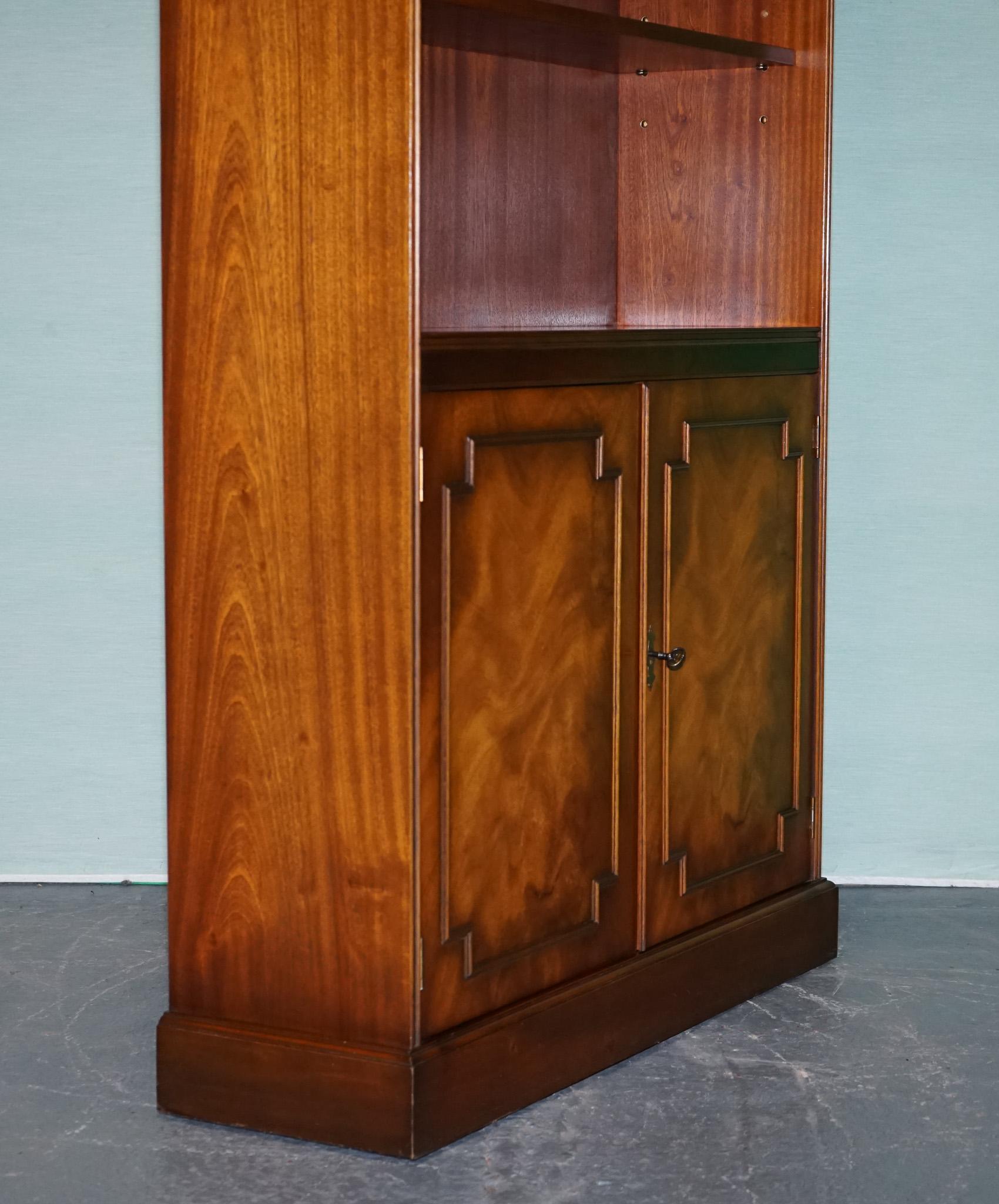 ENGLISH TRADITIONAL BRADLEY DISPLAY CABINET BOOKCASE WiTH SHELVES AND CUPBOARD For Sale 4