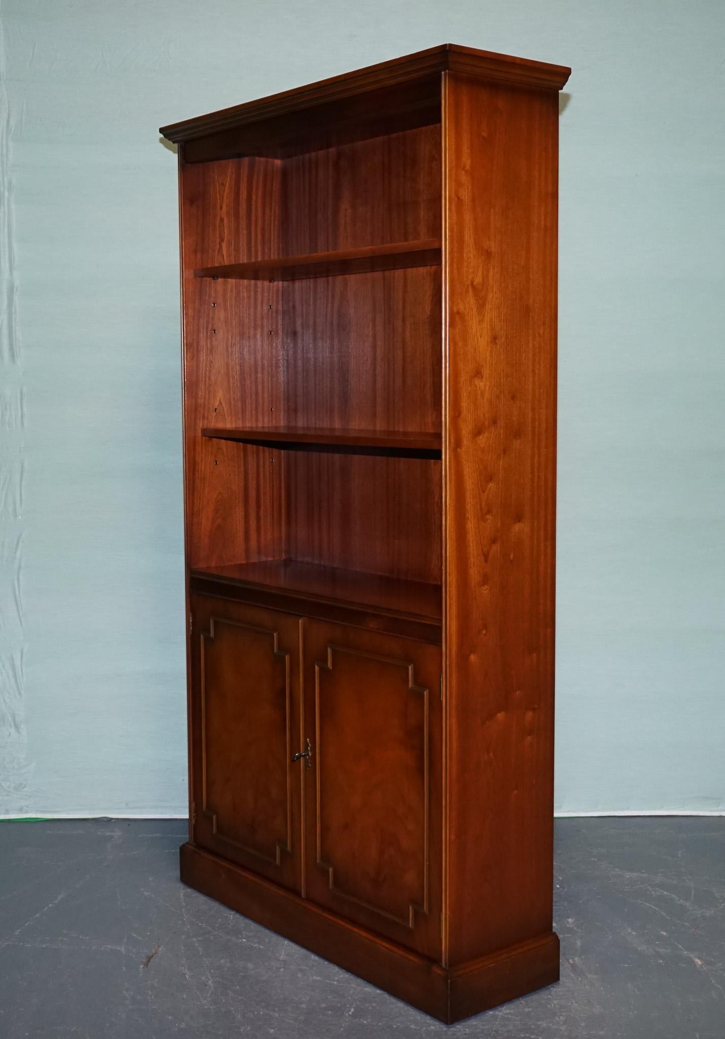 ENGLISH TRADITIONAL BRADLEY DISPLAY CABINET BOOKCASE WiTH SHELVES AND CUPBOARD For Sale 5
