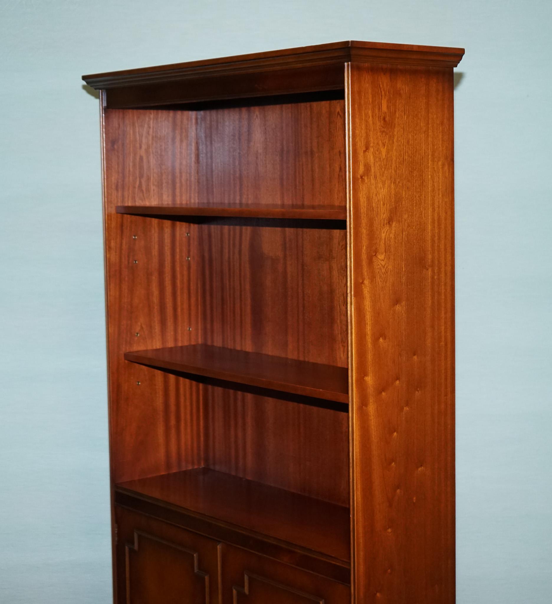 ENGLISH TRADITIONAL BRADLEY DISPLAY CABINET BOOKCASE WiTH SHELVES AND CUPBOARD For Sale 6
