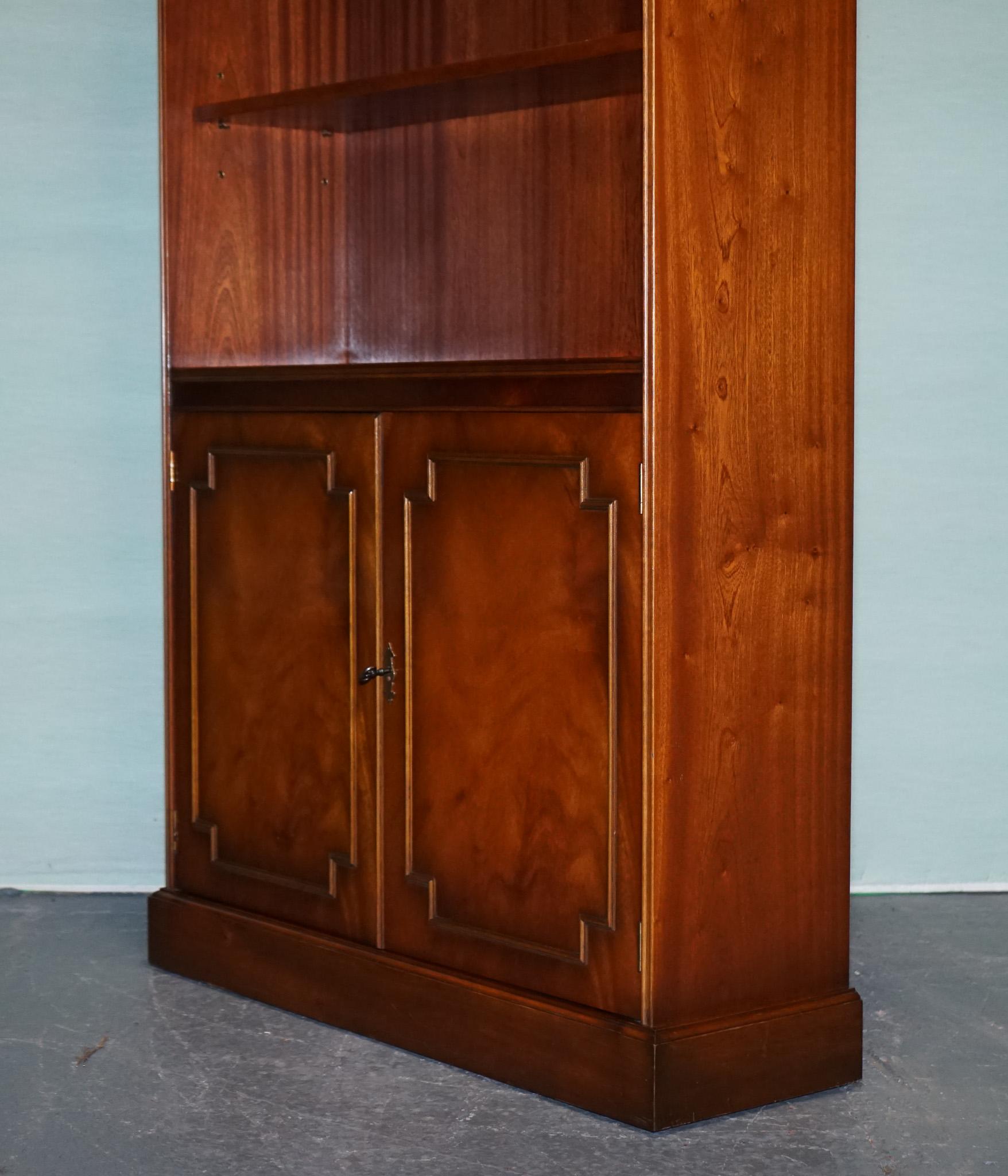 ENGLISH TRADITIONAL BRADLEY DISPLAY CABINET BOOKCASE WiTH SHELVES AND CUPBOARD For Sale 7