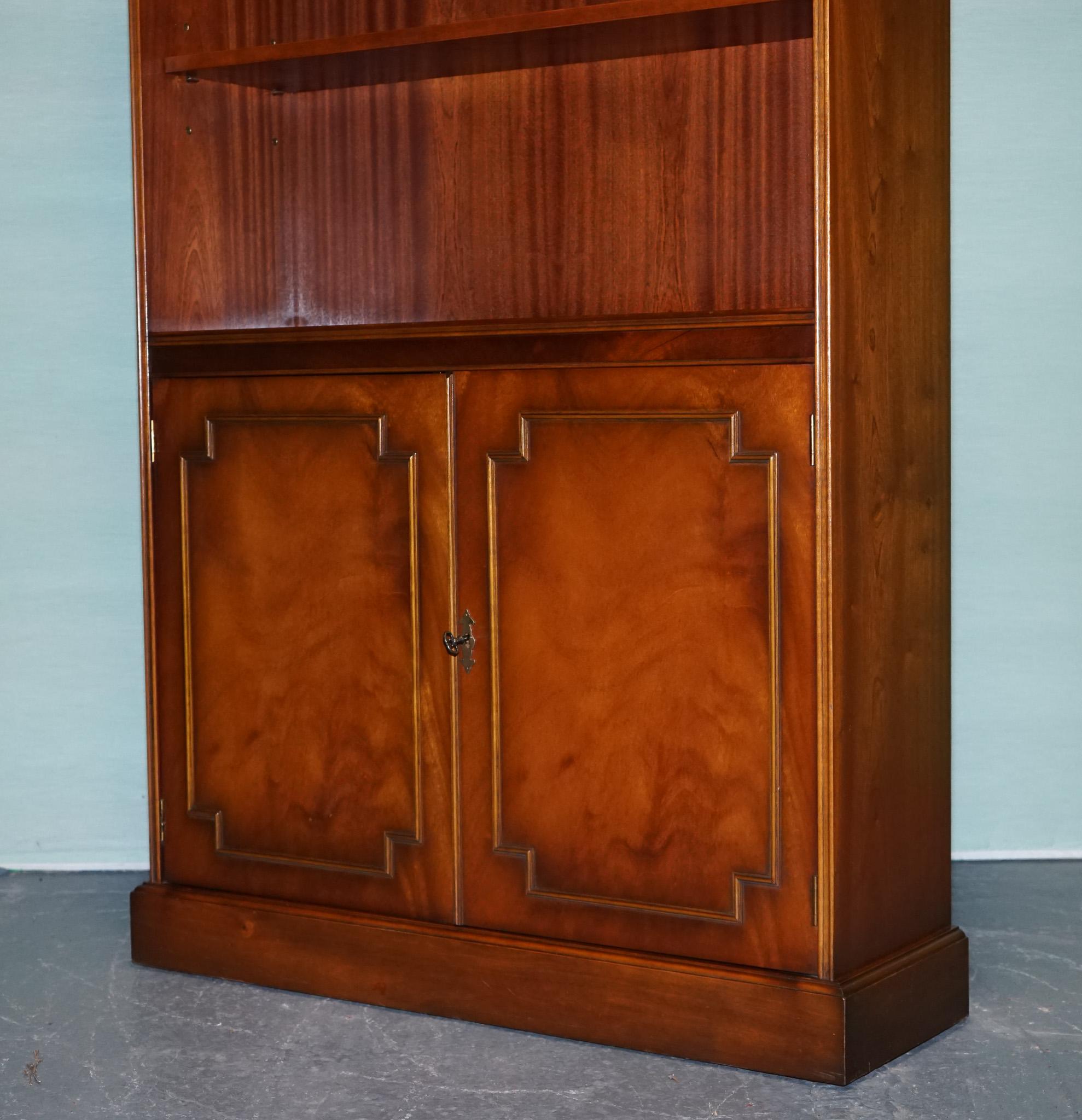 Hand-Crafted ENGLISH TRADITIONAL BRADLEY DISPLAY CABINET BOOKCASE WiTH SHELVES AND CUPBOARD For Sale