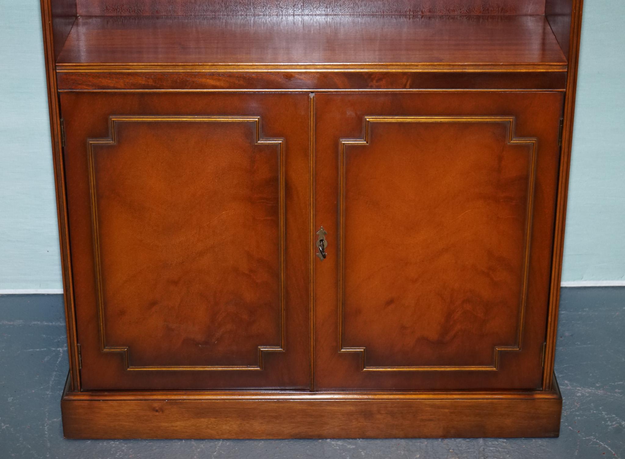 20th Century ENGLISH TRADITIONAL BRADLEY DISPLAY CABINET BOOKCASE WiTH SHELVES AND CUPBOARD For Sale