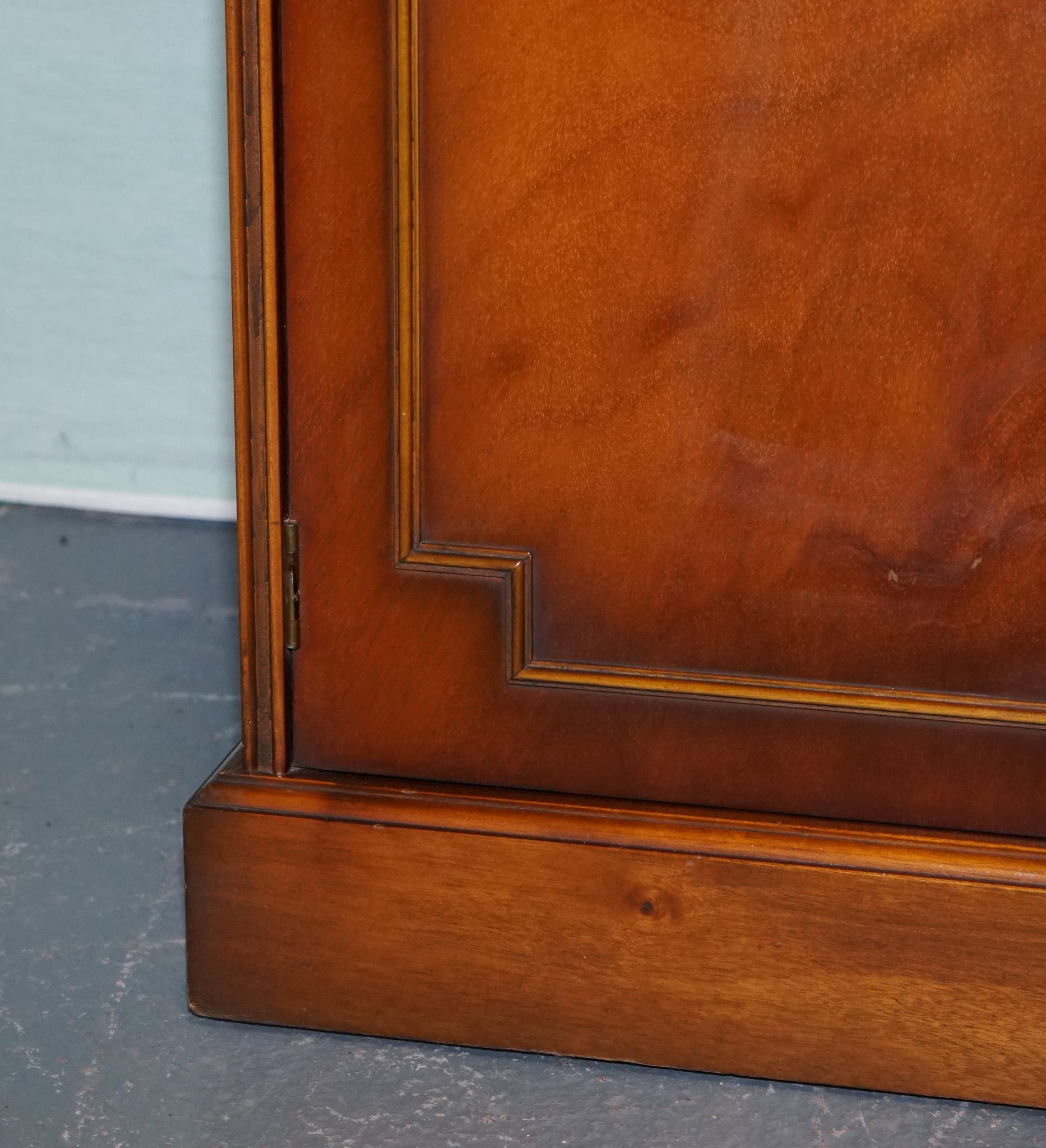 Hardwood ENGLISH TRADITIONAL BRADLEY DISPLAY CABINET BOOKCASE WiTH SHELVES AND CUPBOARD For Sale