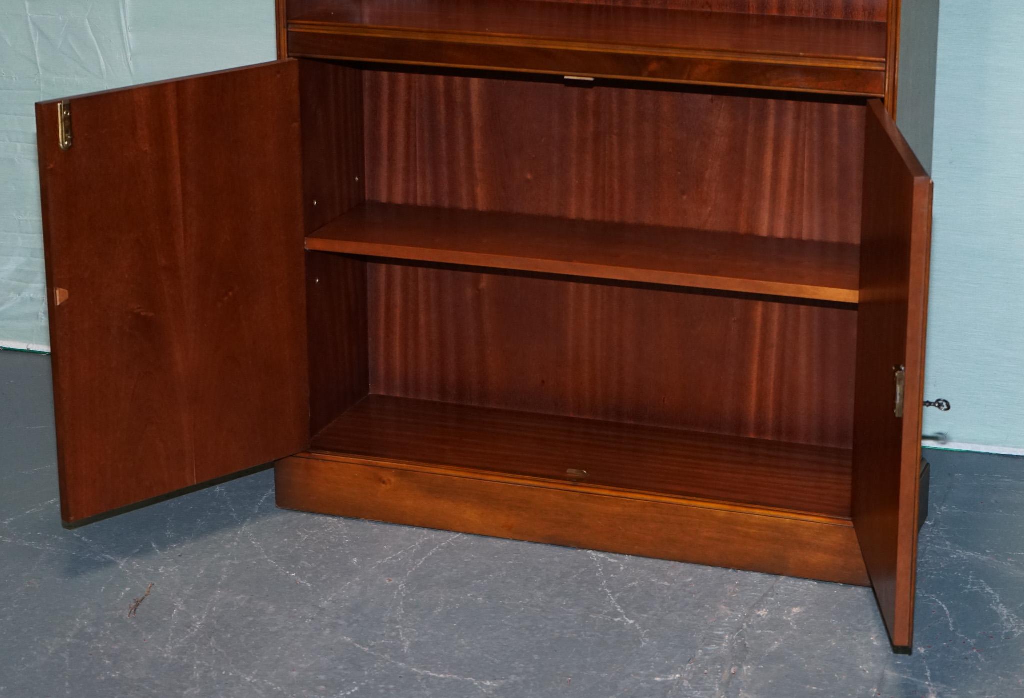 ENGLISH TRADITIONAL BRADLEY DISPLAY CABINET BOOKCASE WiTH SHELVES AND CUPBOARD For Sale 1
