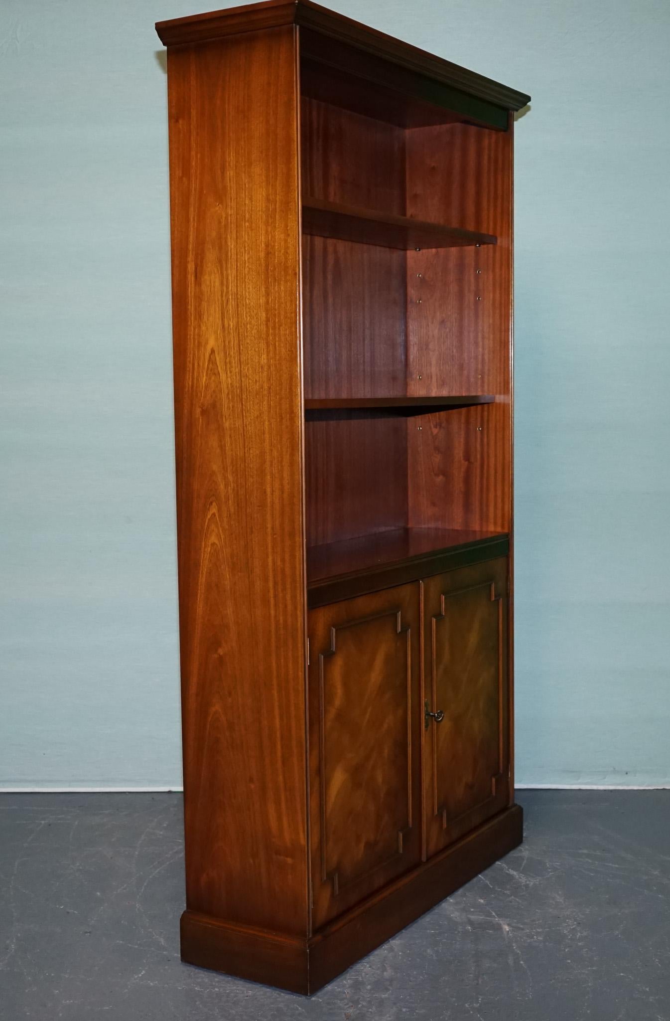 ENGLISH TRADITIONAL BRADLEY DISPLAY CABINET BOOKCASE WiTH SHELVES AND CUPBOARD For Sale 2