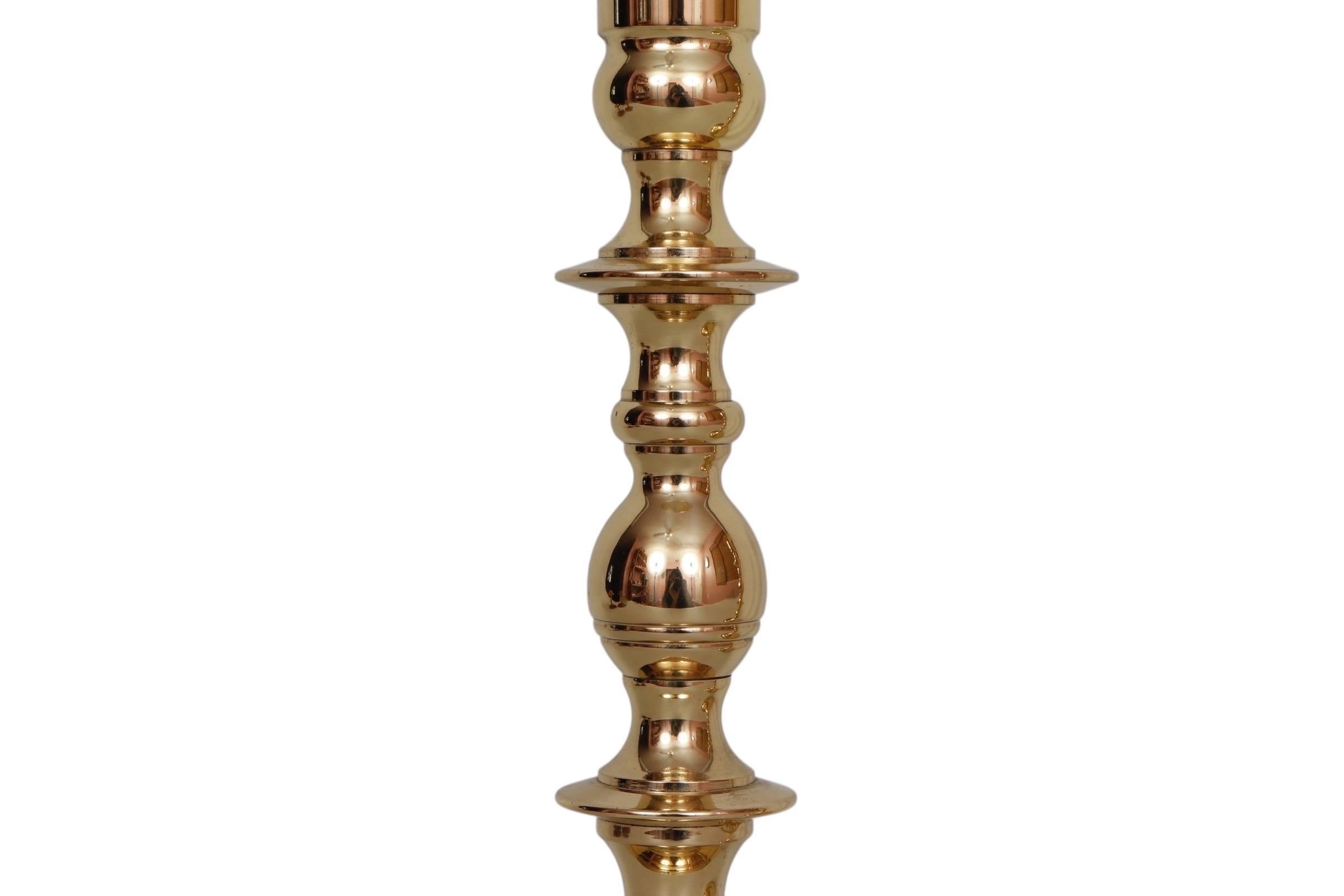 Traditionelle Kerzenständer aus Messing, ein Paar (20. Jahrhundert) im Angebot