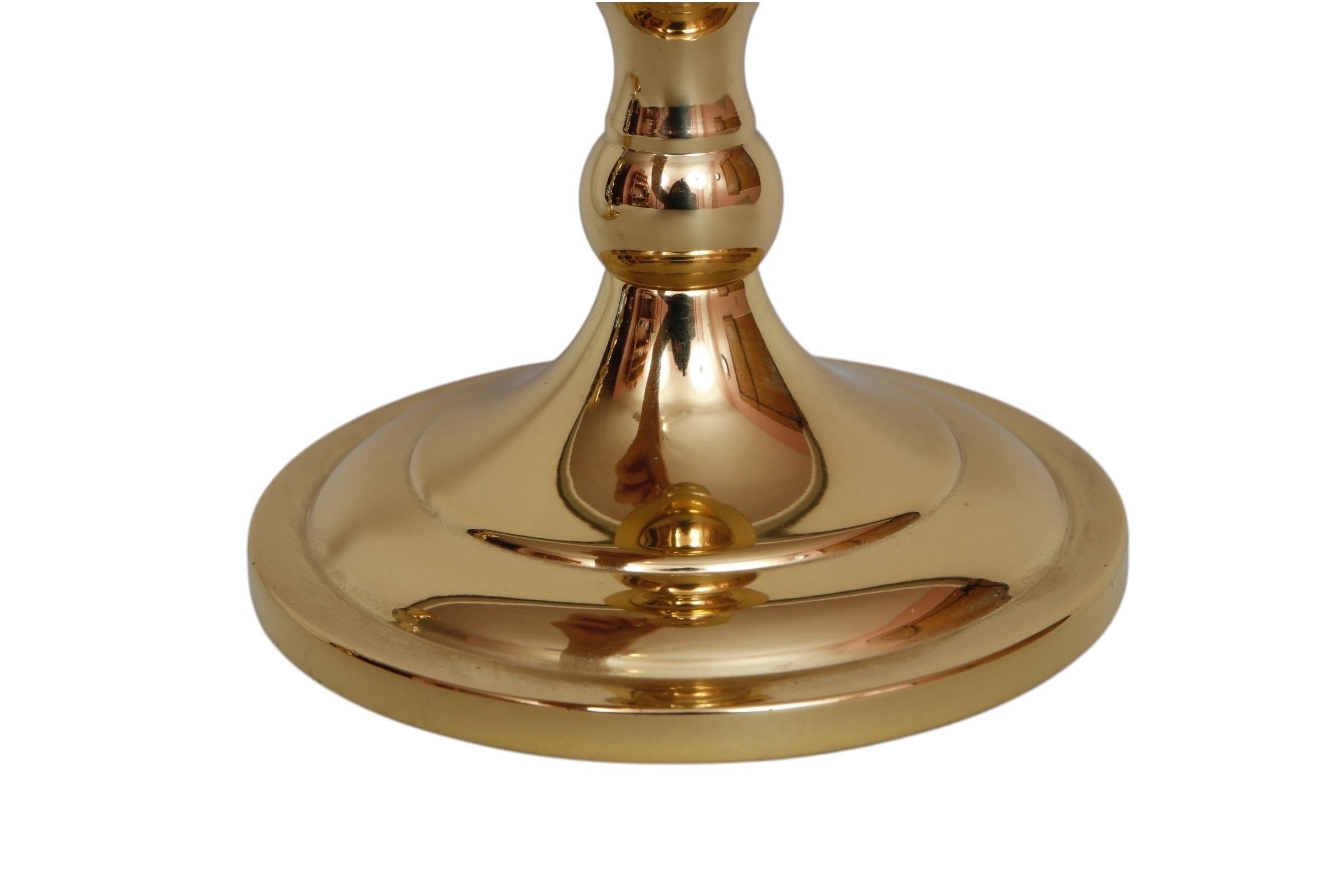 Traditionelle Kerzenständer aus Messing, ein Paar im Angebot 1