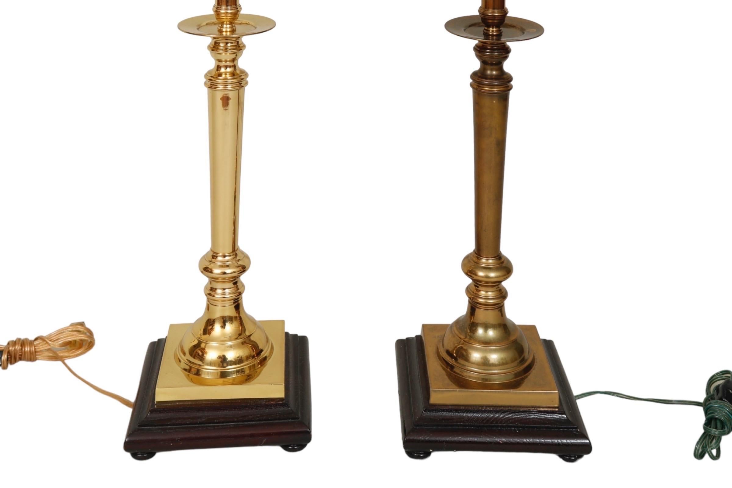 Lámparas de mesa tradicionales de latón, un par en venta 1