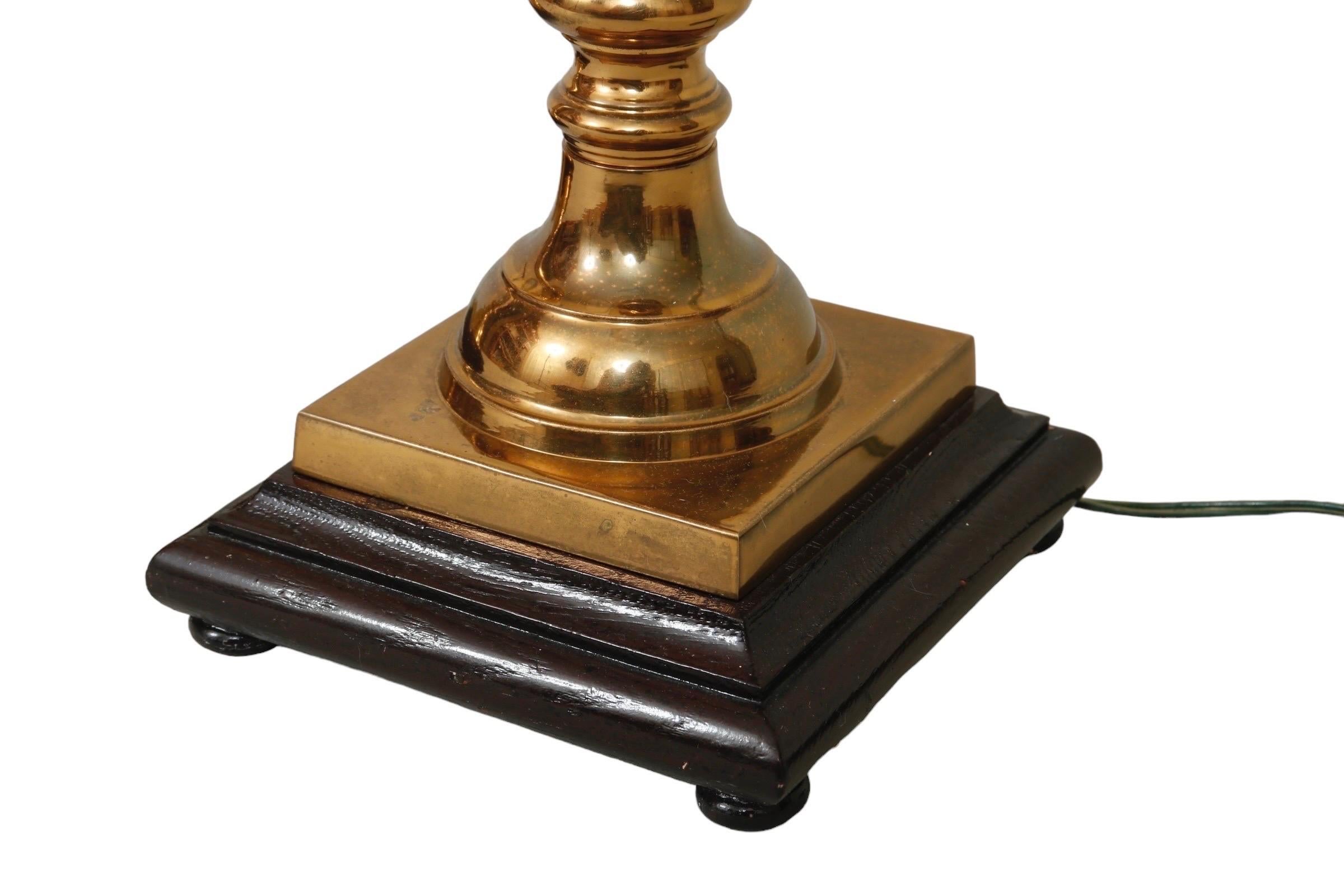 Lámparas de mesa tradicionales de latón, un par en venta 2
